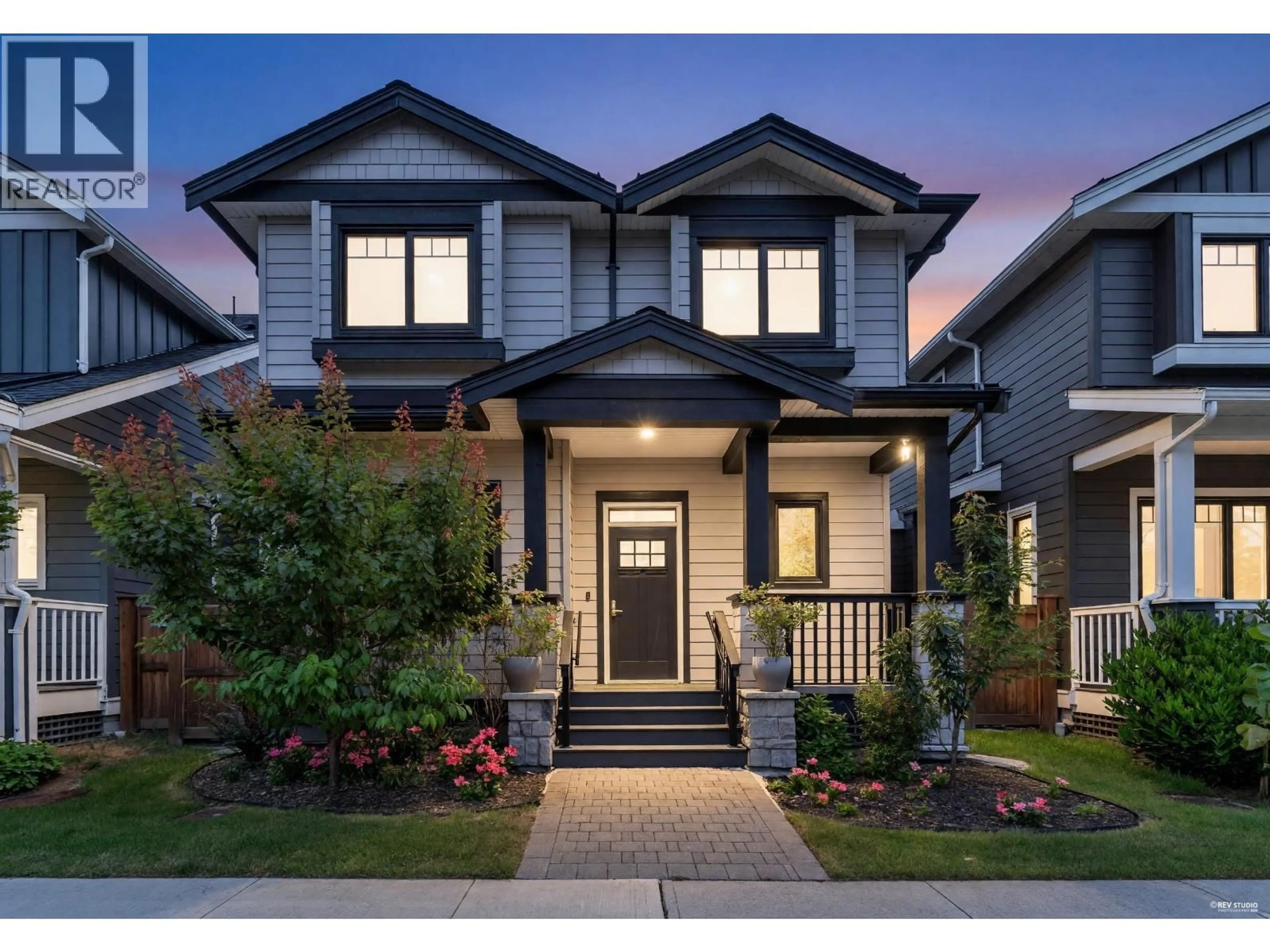 Home with vinyl exterior material, street for 4717 HEMLOCK WAY, Tsawwassen British Columbia V4M4G2