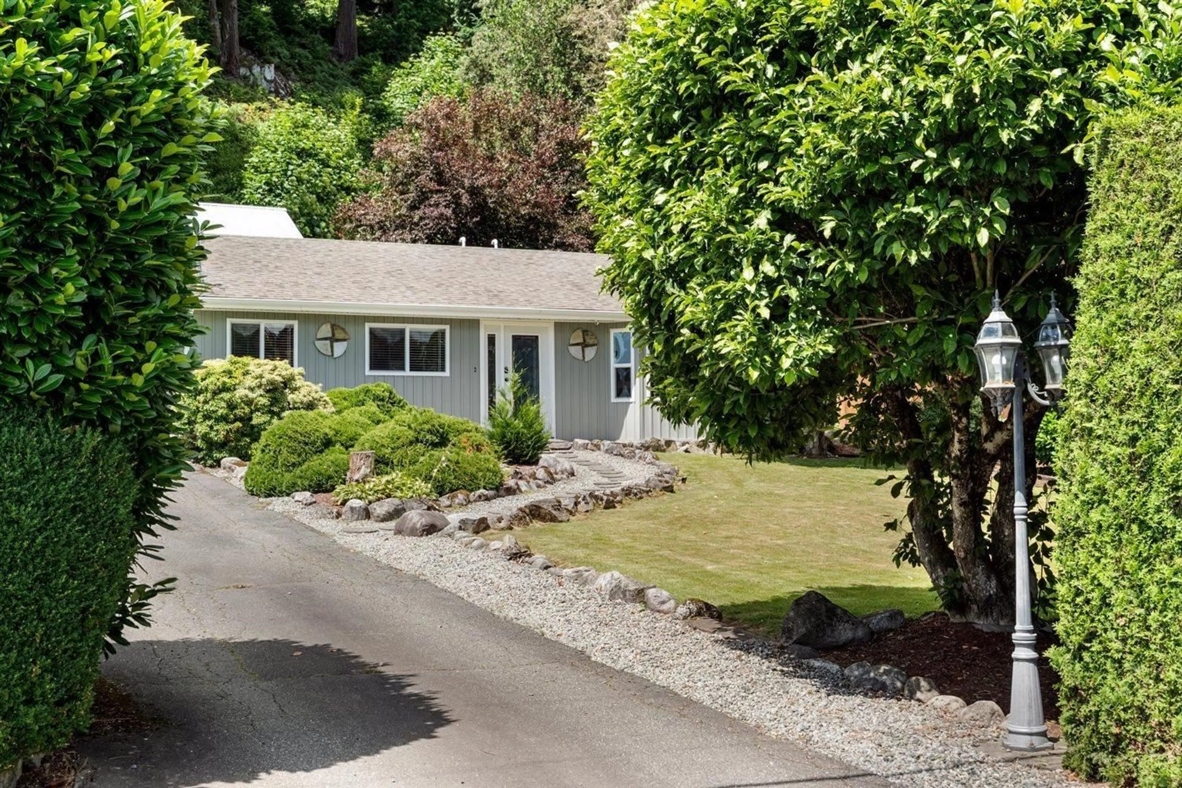 A pic from outside/outdoor area/front of a property/back of a property/a pic from drone, street for 34347 JASPER AVENUE, Mission British Columbia V2V6P3