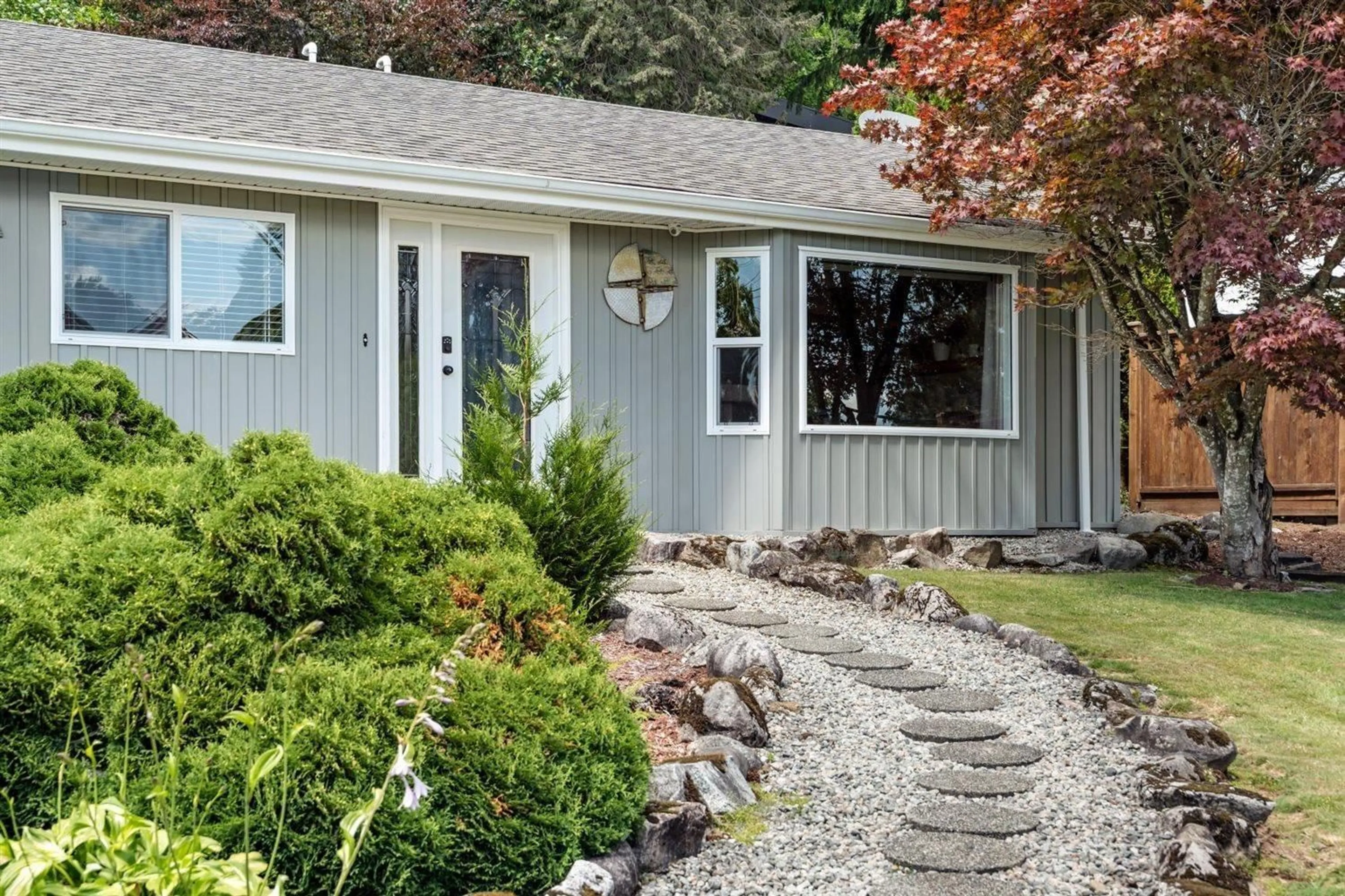 Home with vinyl exterior material, street for 34347 JASPER AVENUE, Mission British Columbia V2V6P3