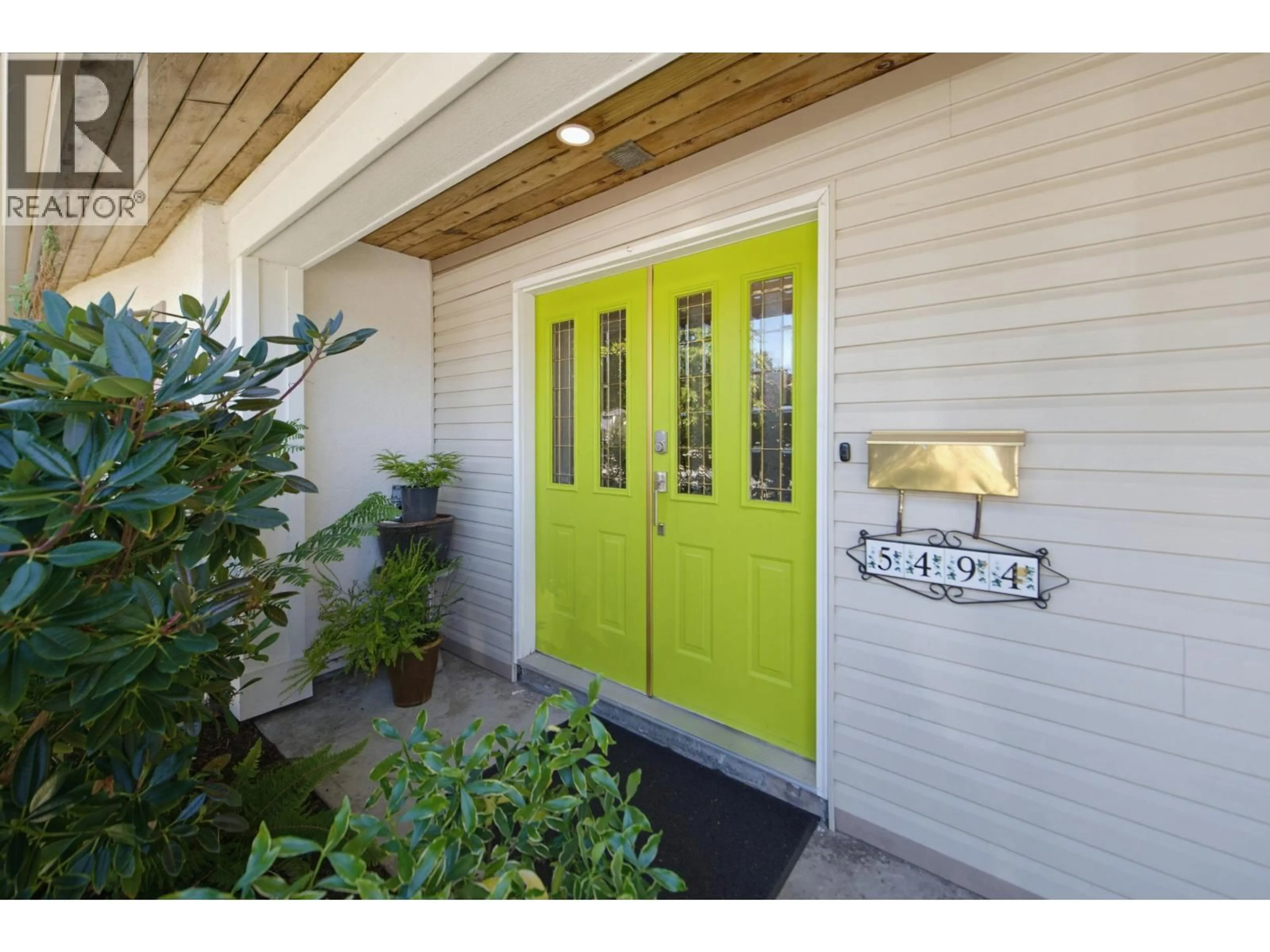 Indoor entryway for 5494 50 AVENUE, Delta British Columbia V4K2A2