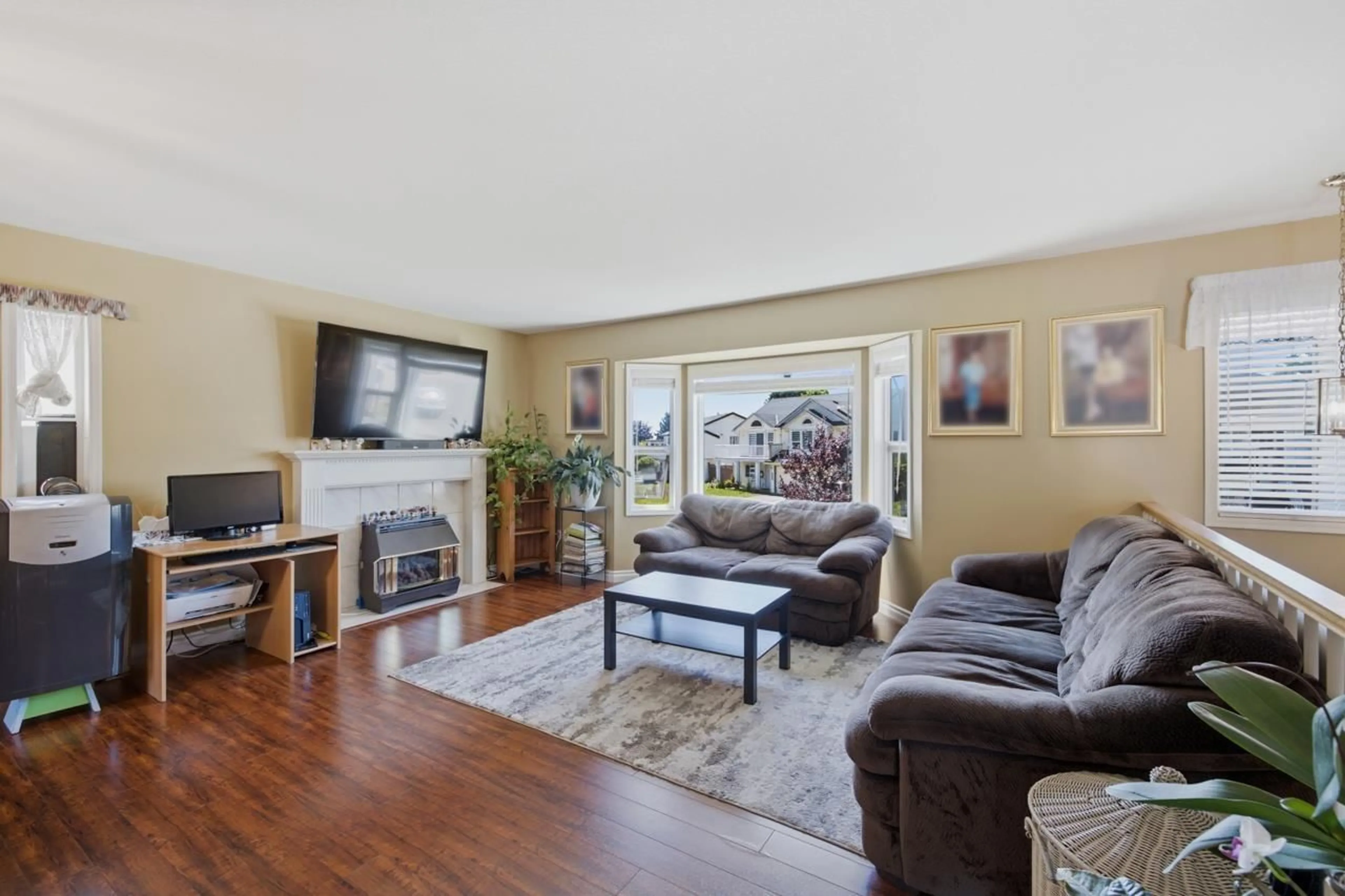 Living room with furniture, wood/laminate floor for 3184 OSPREY WEST DRIVE, Abbotsford British Columbia V2S6A9