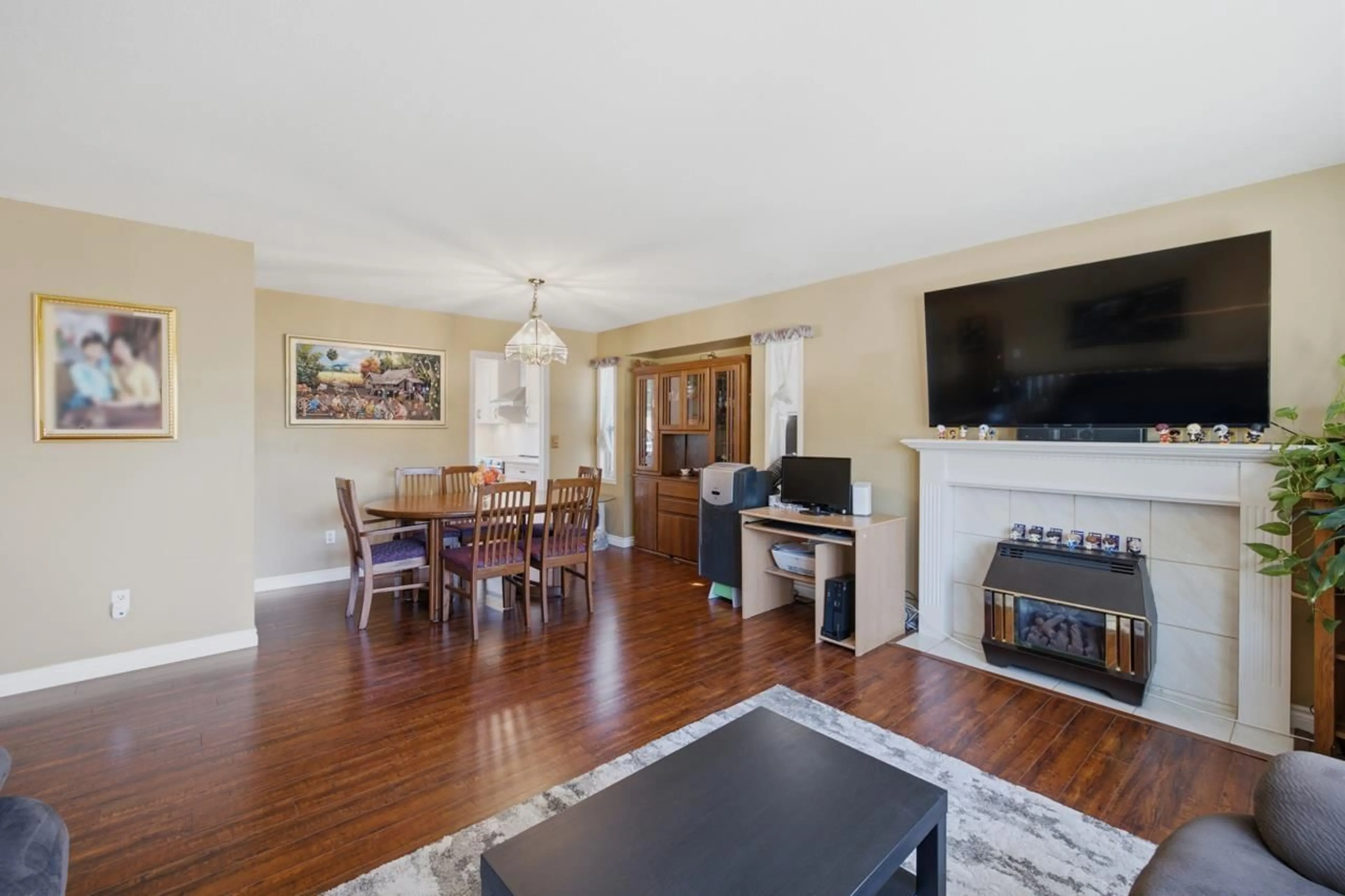 Living room with furniture, wood/laminate floor for 3184 OSPREY WEST DRIVE, Abbotsford British Columbia V2S6A9