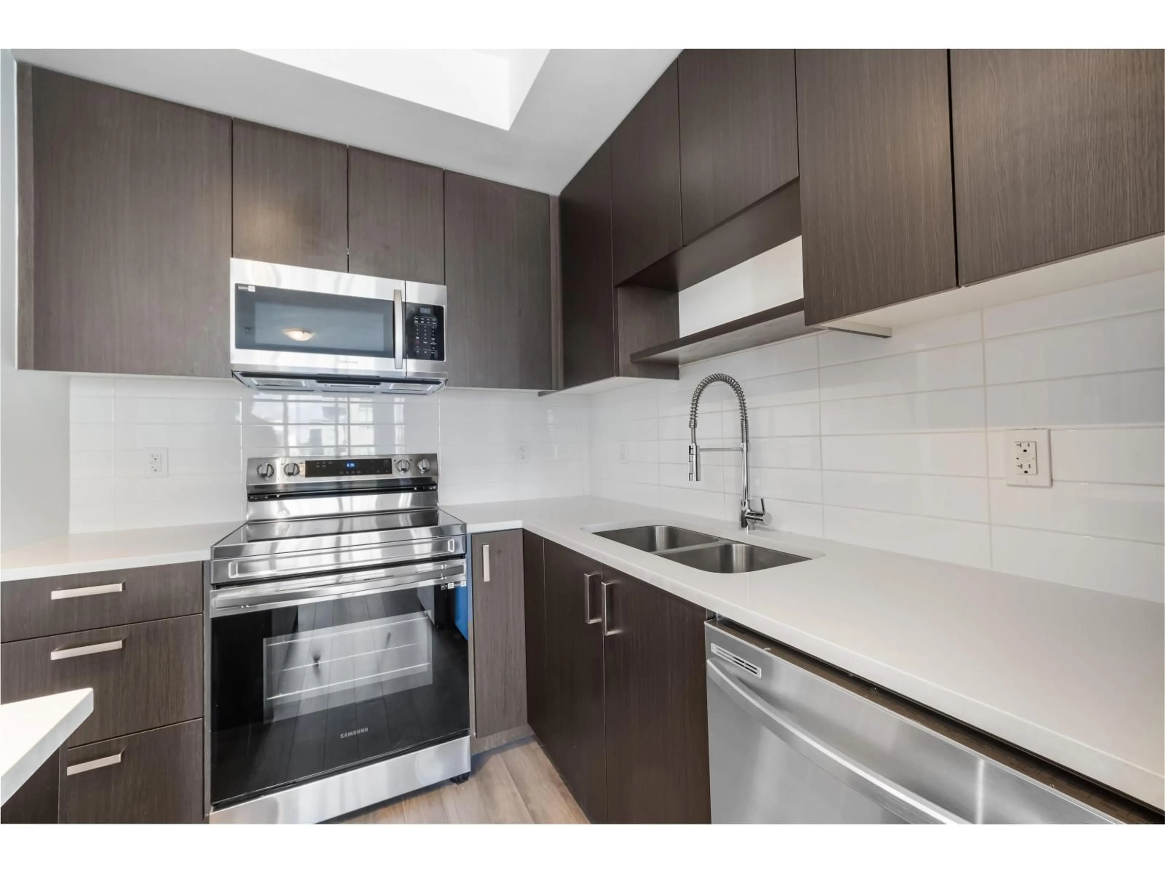 Standard kitchen, ceramic/tile floor for 408 - 15848 FRASER HIGHWAY, Surrey British Columbia V4N6X6