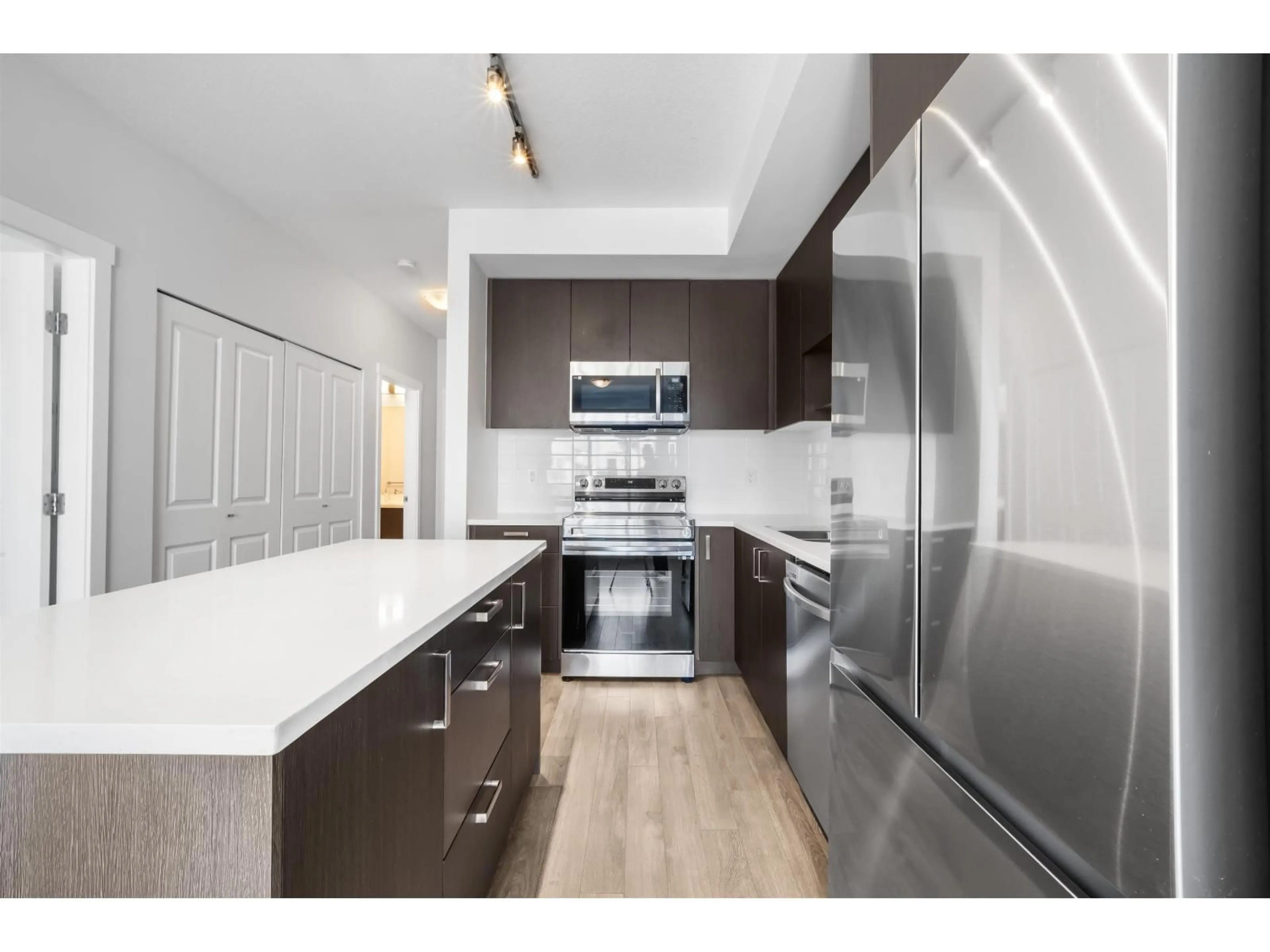 Standard kitchen, unknown for 408 - 15848 FRASER HIGHWAY, Surrey British Columbia V4N6X6