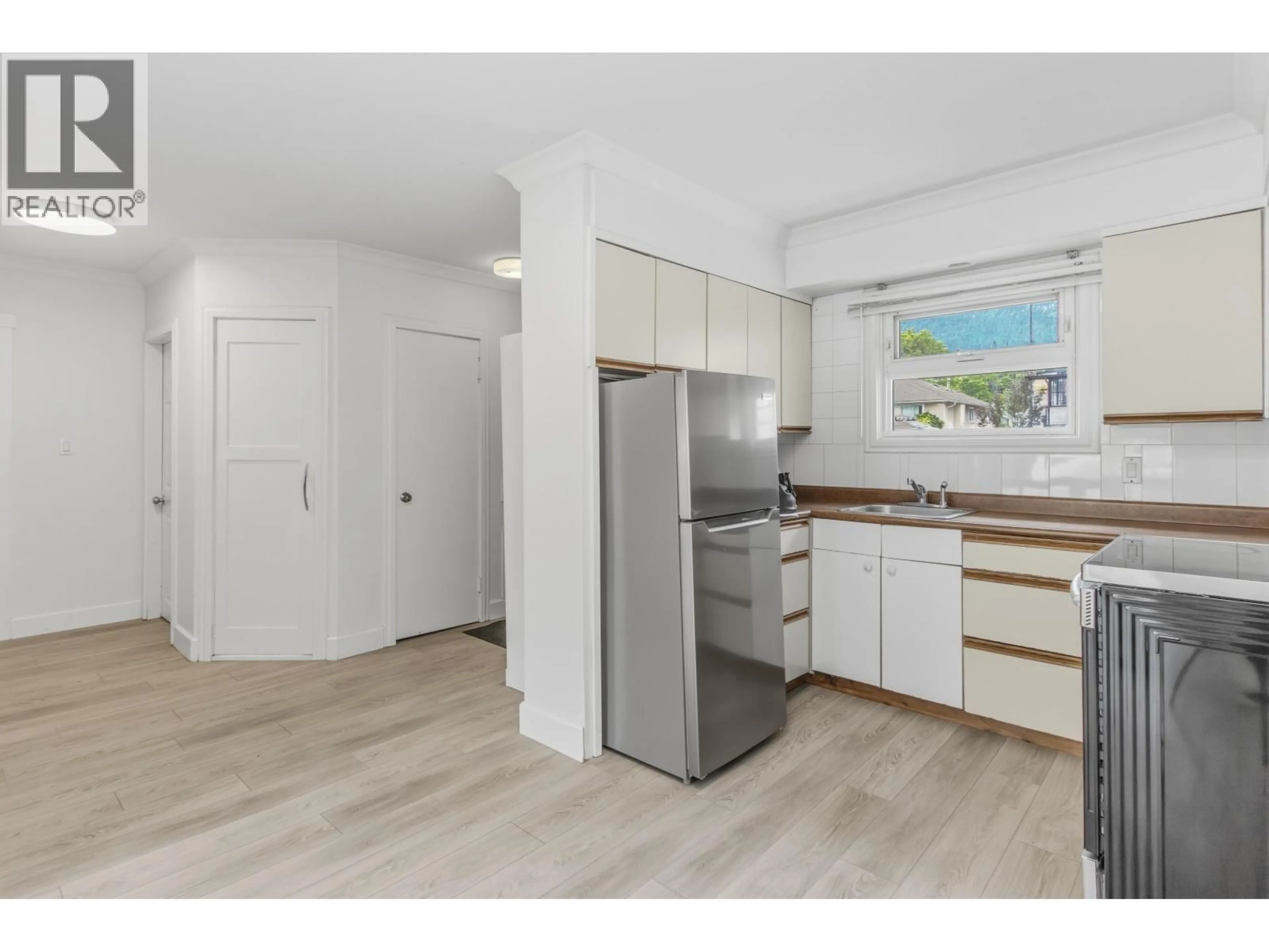 Standard kitchen, unknown for 37937 FOURTH AVENUE, Squamish British Columbia V8B0P7