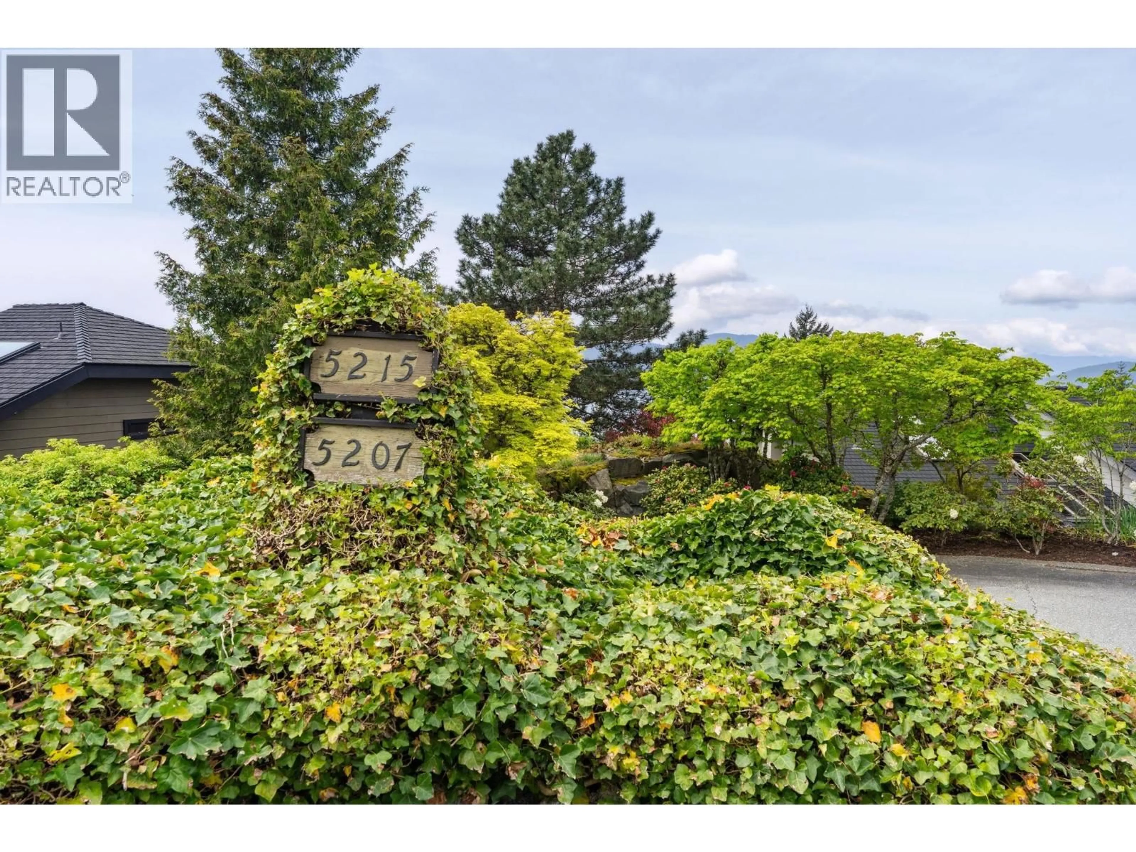 A pic from outside/outdoor area/front of a property/back of a property/a pic from drone, unknown for 5207 ASPEN DRIVE, West Vancouver British Columbia V7W2Z7