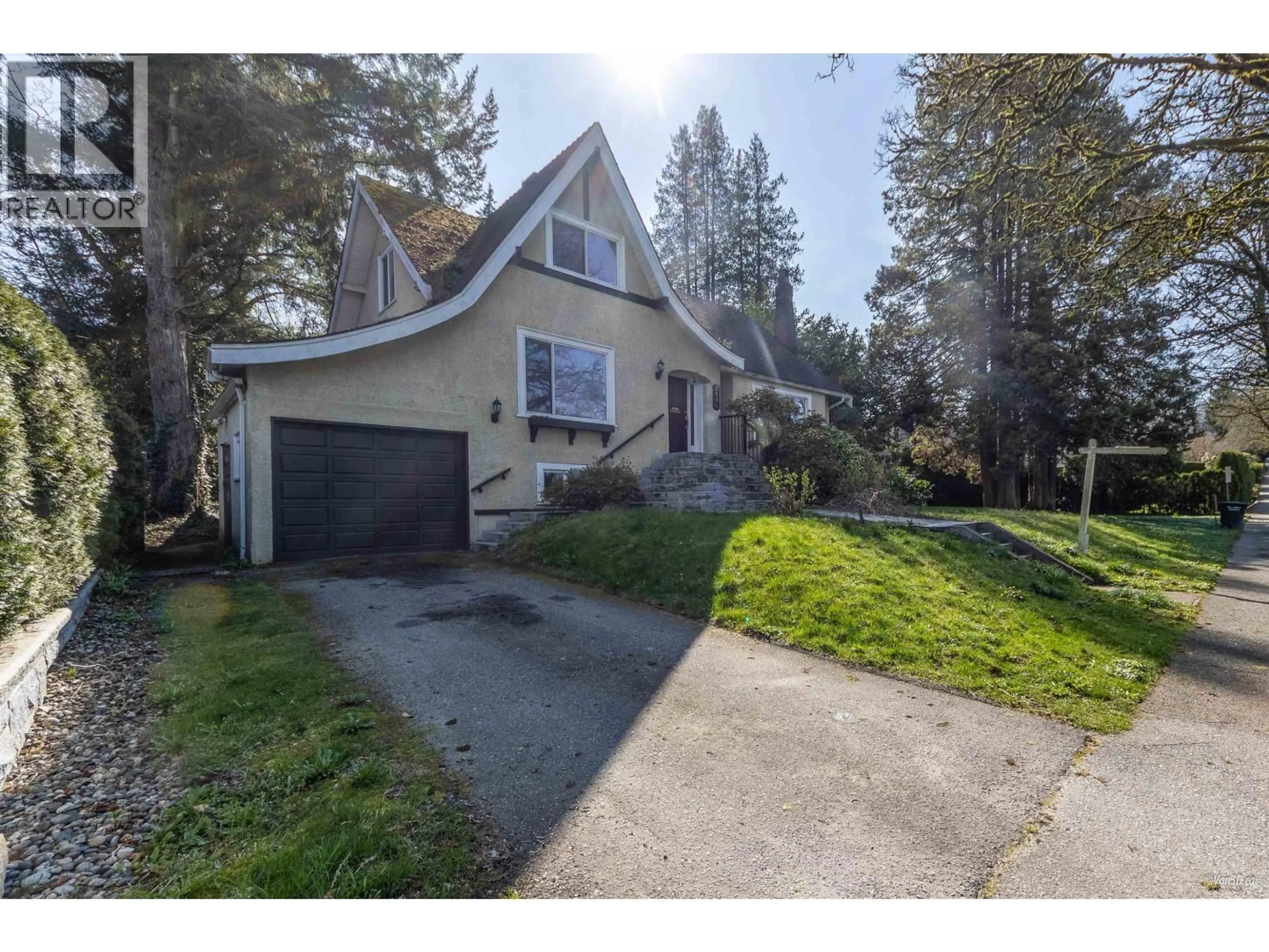 A pic from outside/outdoor area/front of a property/back of a property/a pic from drone, street for 2146 33RD AVENUE, Vancouver British Columbia V6M1B9