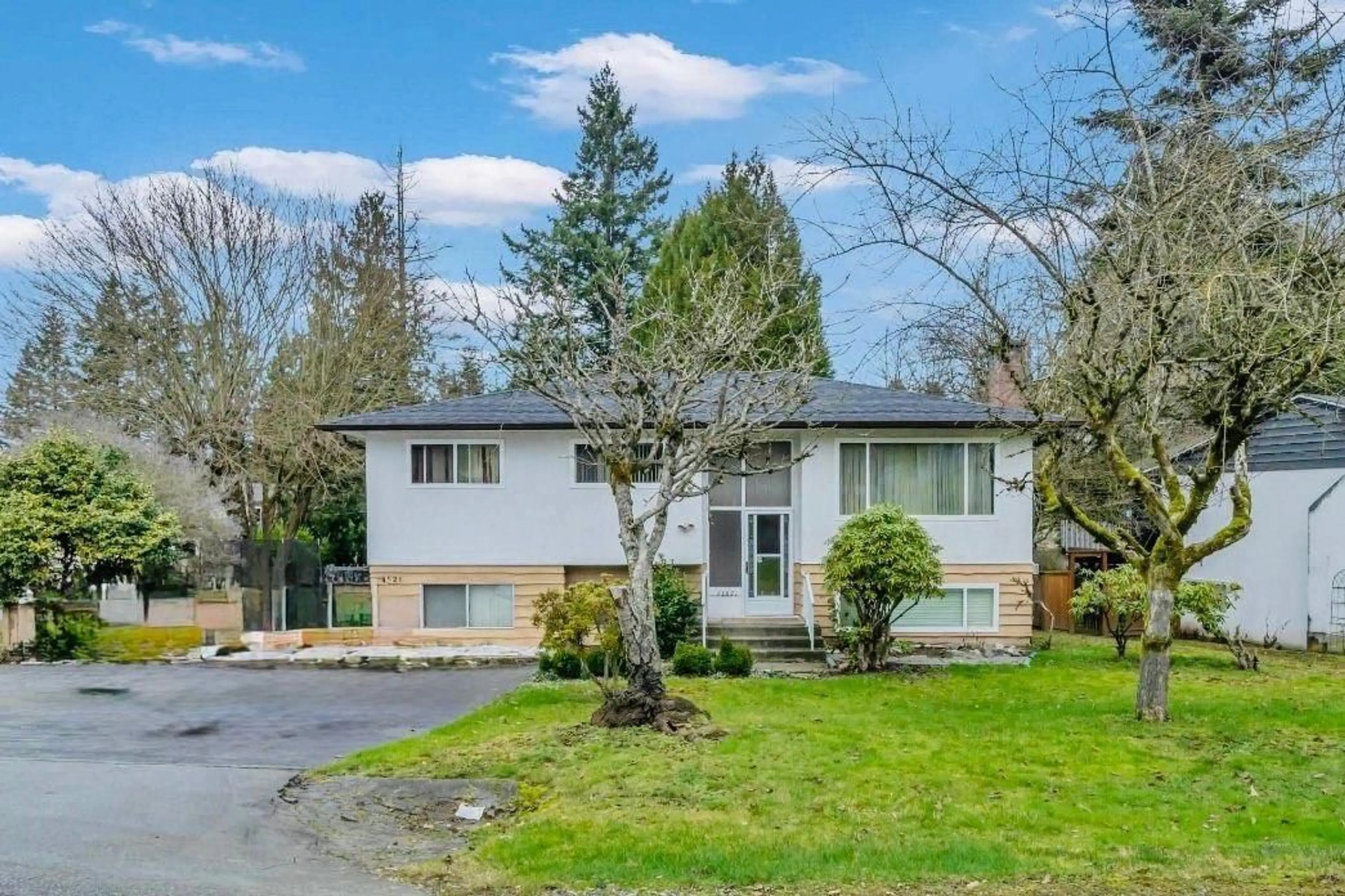 A pic from outside/outdoor area/front of a property/back of a property/a pic from drone, street for 12521 GROVE CRESCENT, Surrey British Columbia V3V2L6
