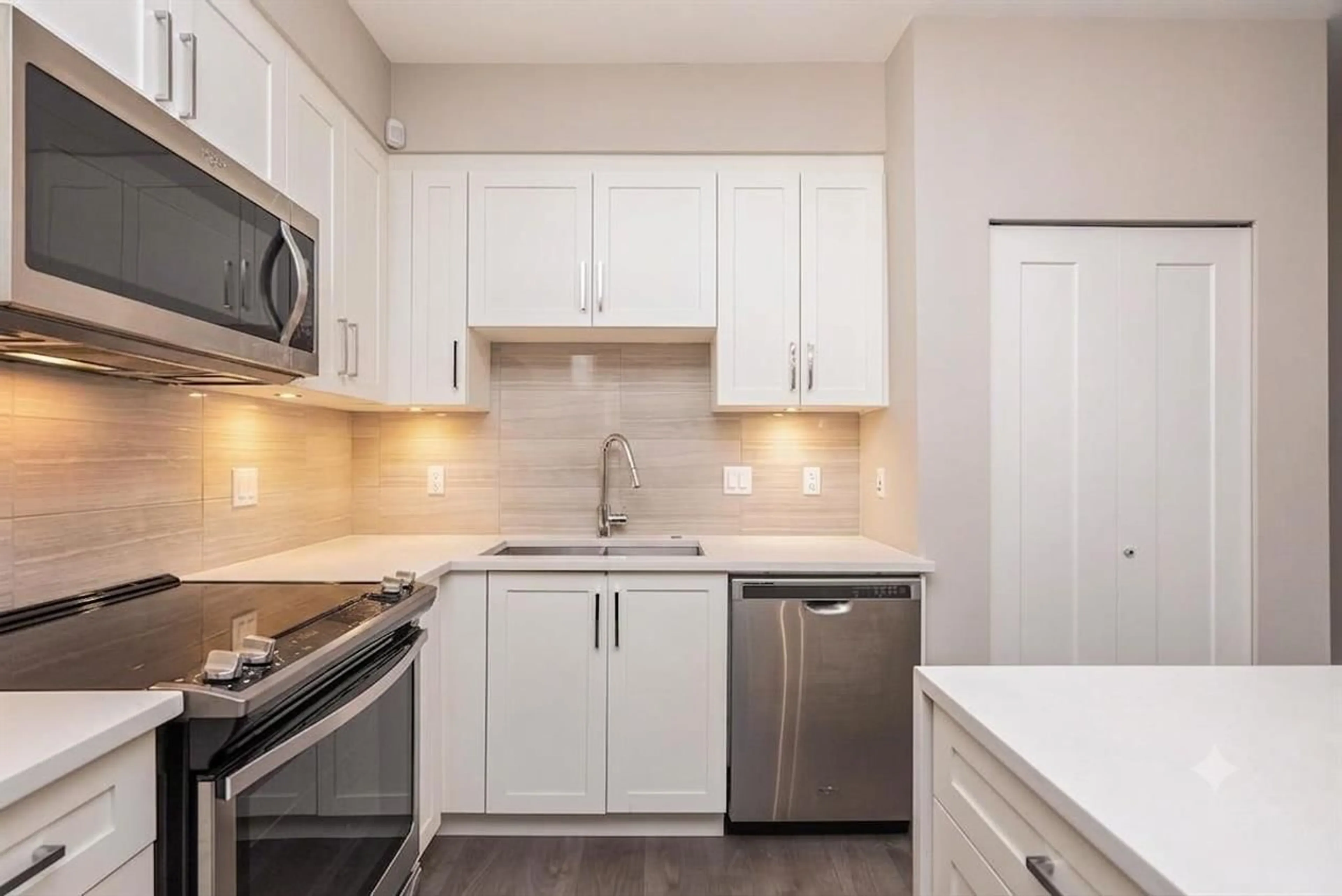 Standard kitchen, unknown for E102 - 20211 66 AVENUE, Langley British Columbia V2Y0L4