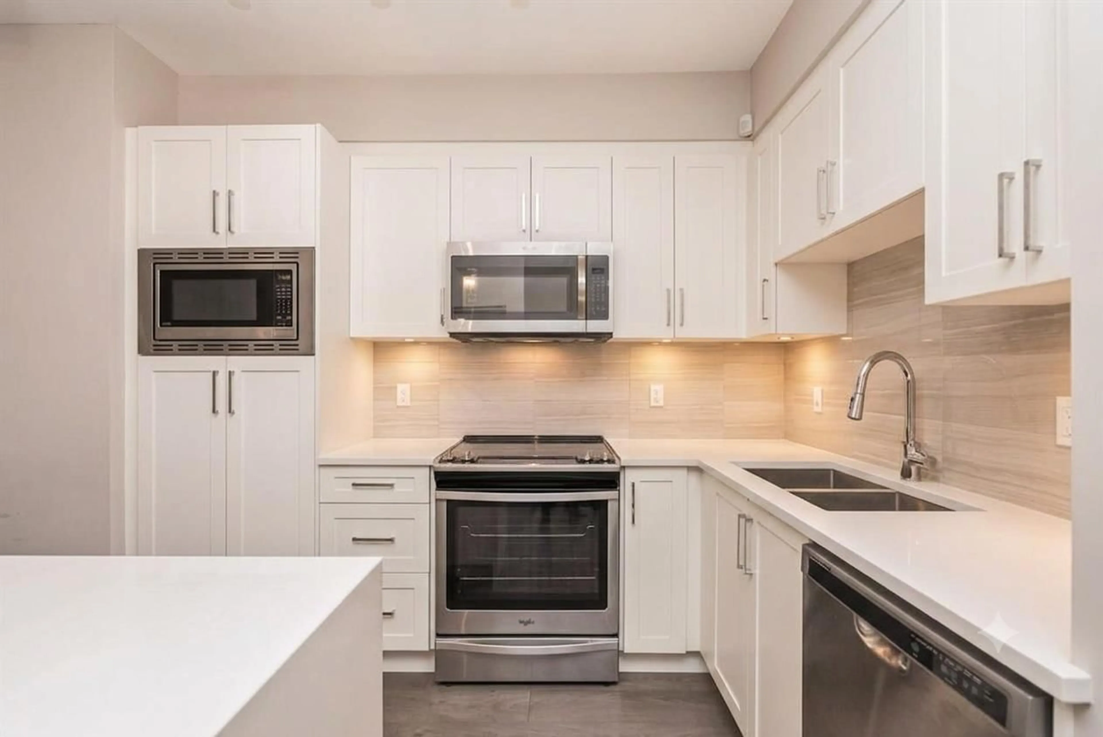 Standard kitchen, unknown for E102 - 20211 66 AVENUE, Langley British Columbia V2Y0L4