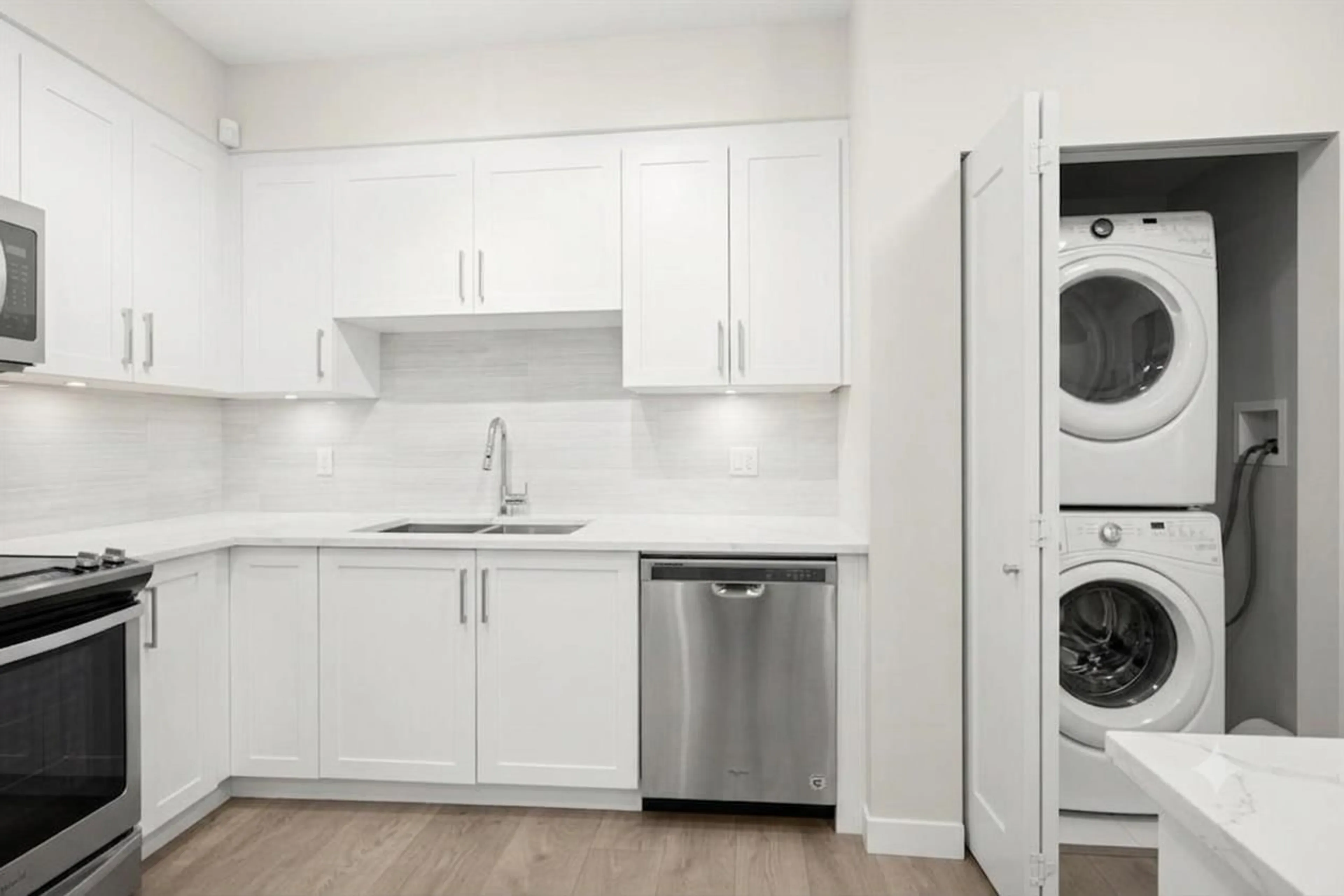 Standard kitchen, unknown for E102 - 20211 66 AVENUE, Langley British Columbia V2Y0L4