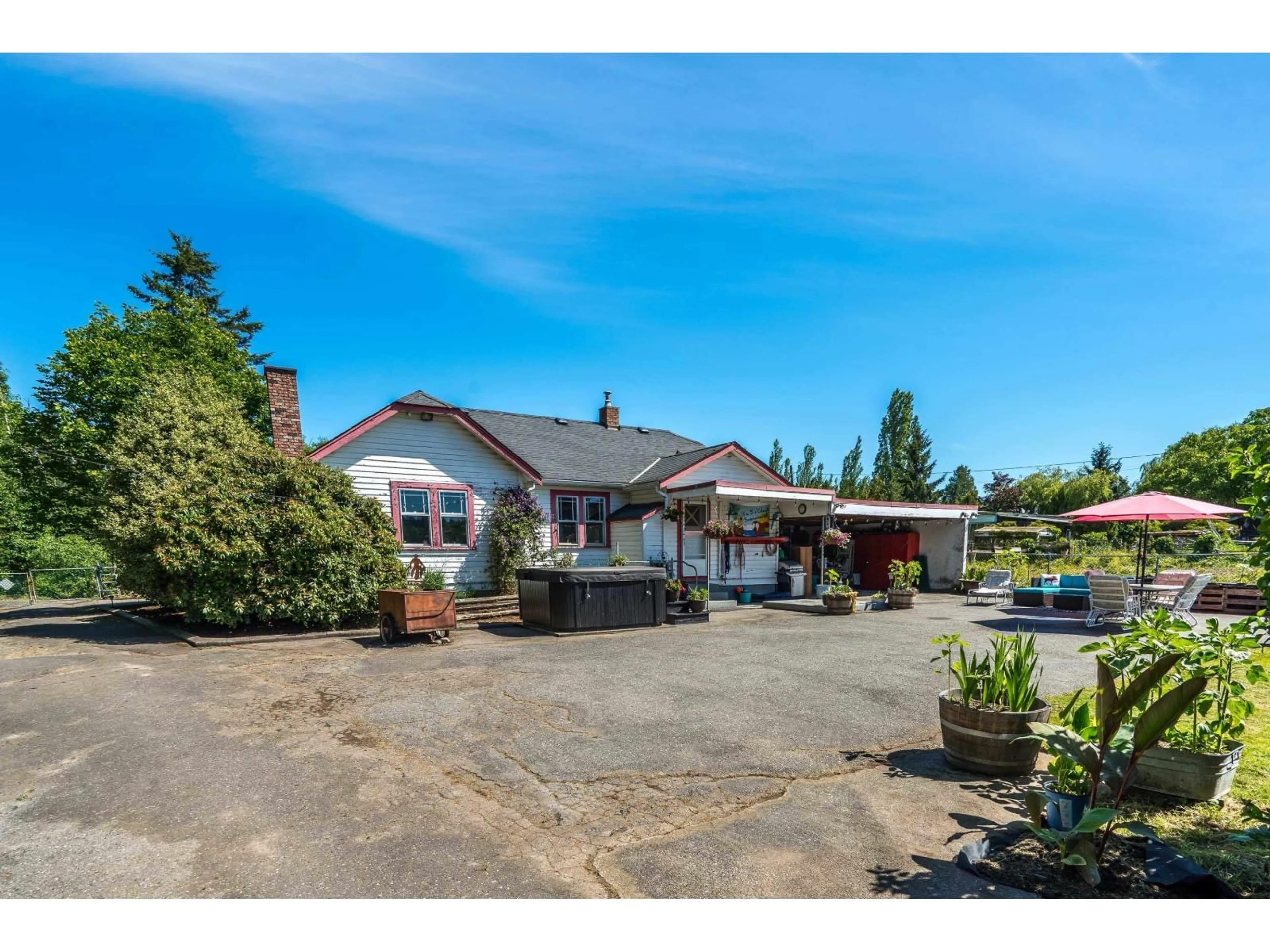 A pic from outside/outdoor area/front of a property/back of a property/a pic from drone, street for 19636 8 AVENUE, Langley British Columbia V2Z1W1