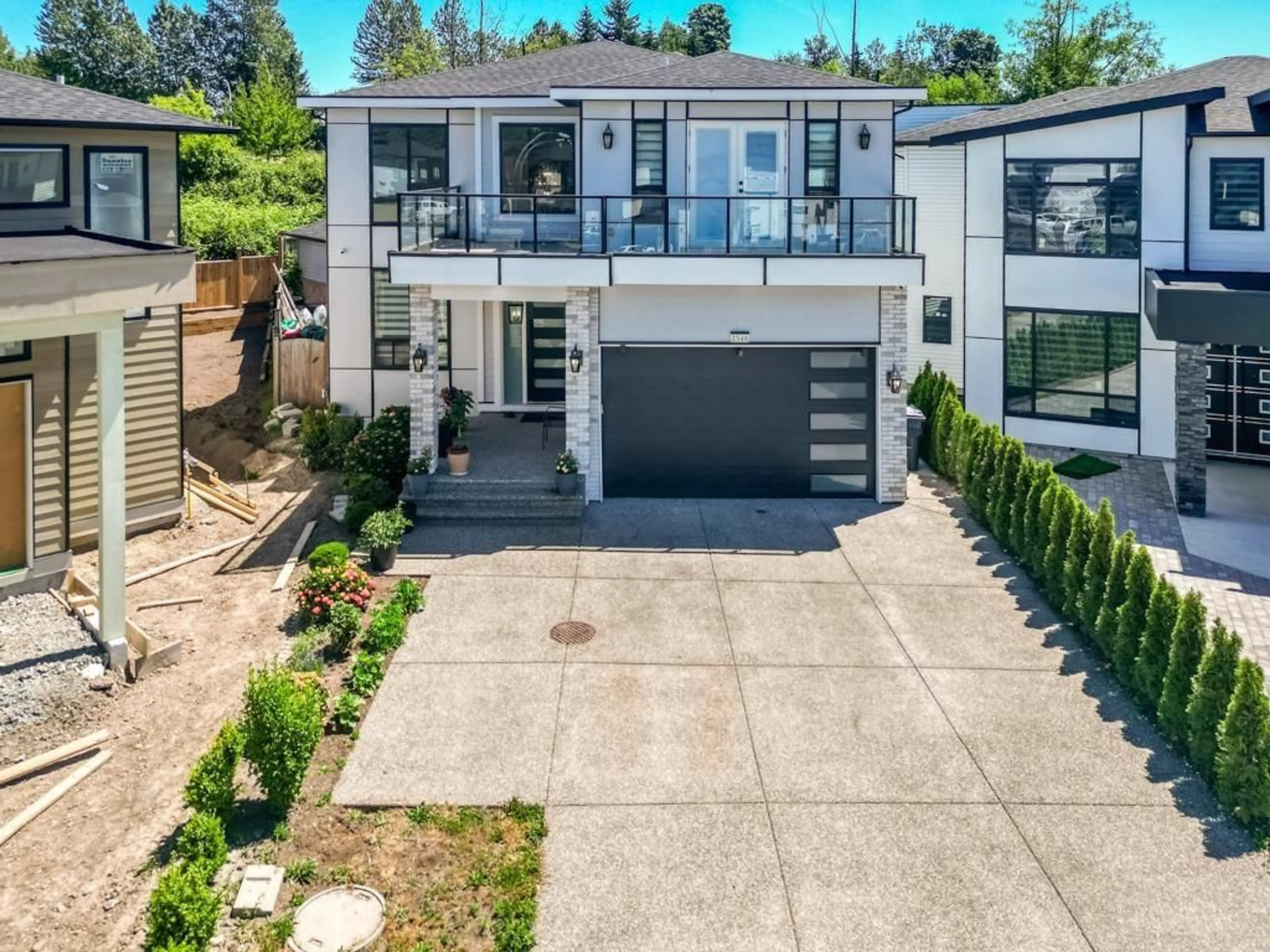 A pic from outside/outdoor area/front of a property/back of a property/a pic from drone, street for 2546 TERMINAL COURT, Abbotsford British Columbia V4X0C4