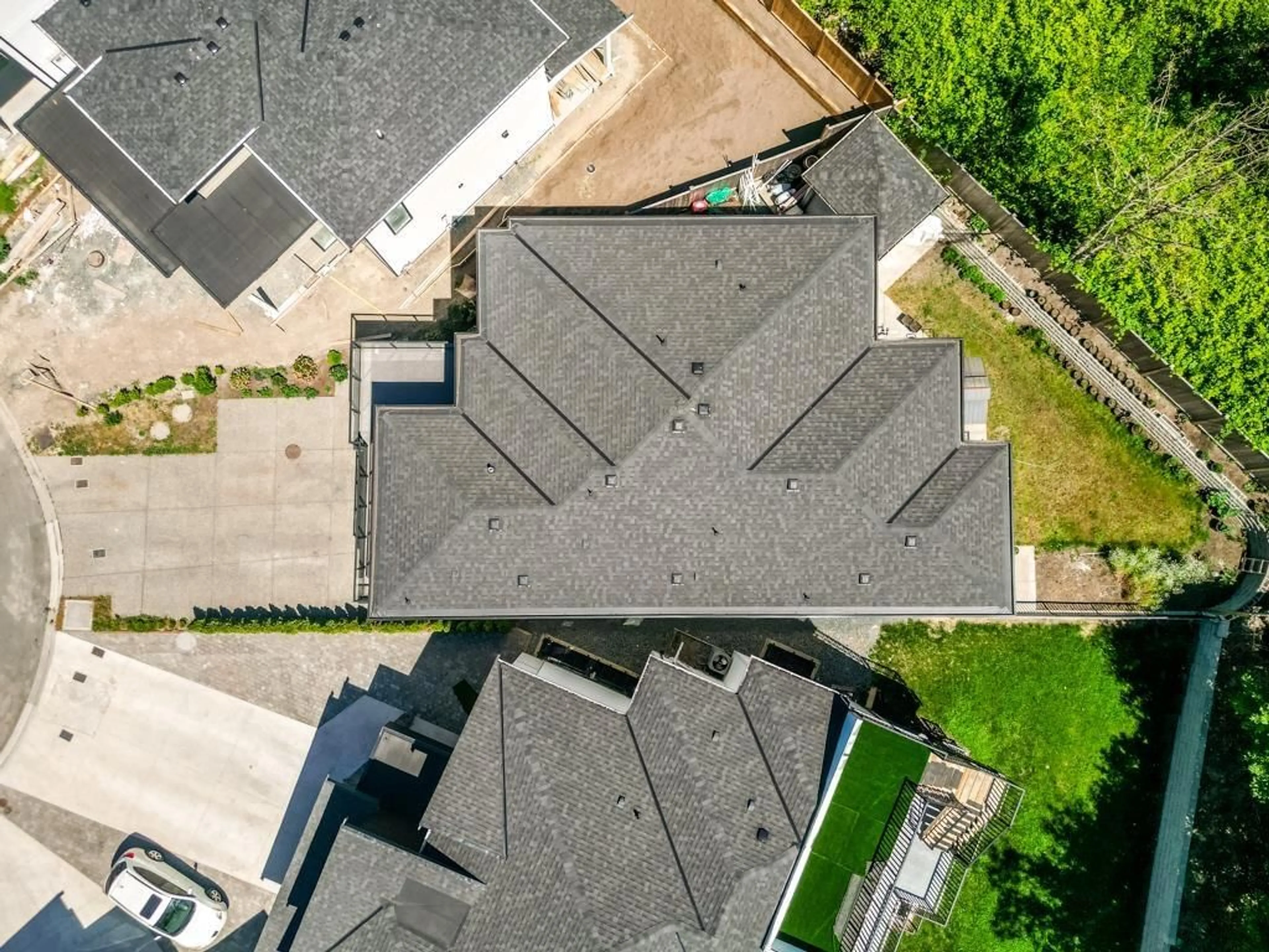 A pic from outside/outdoor area/front of a property/back of a property/a pic from drone, street for 2546 TERMINAL COURT, Abbotsford British Columbia V4X0C4