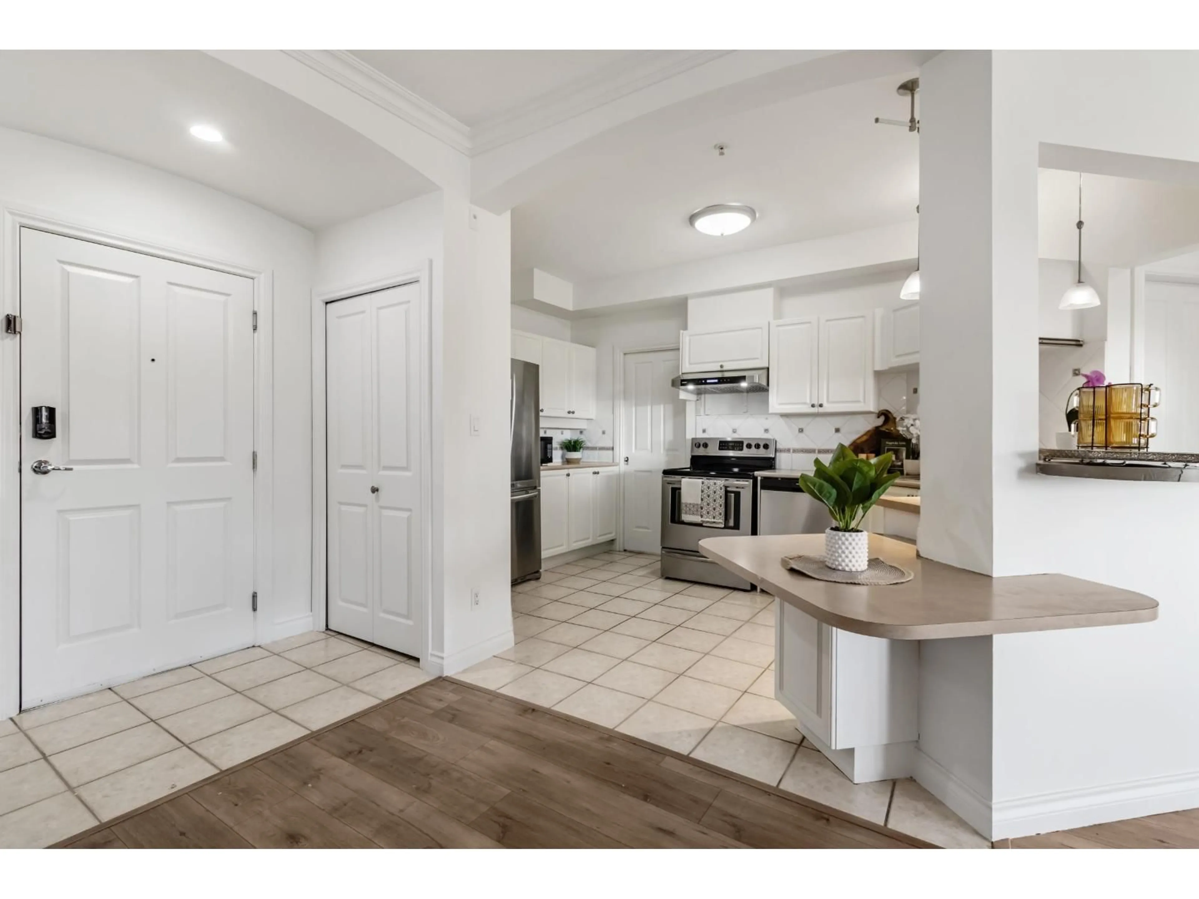 Open concept kitchen, ceramic/tile floor for 308 - 34101 OLD YALE ROAD, Abbotsford British Columbia V2S2K4