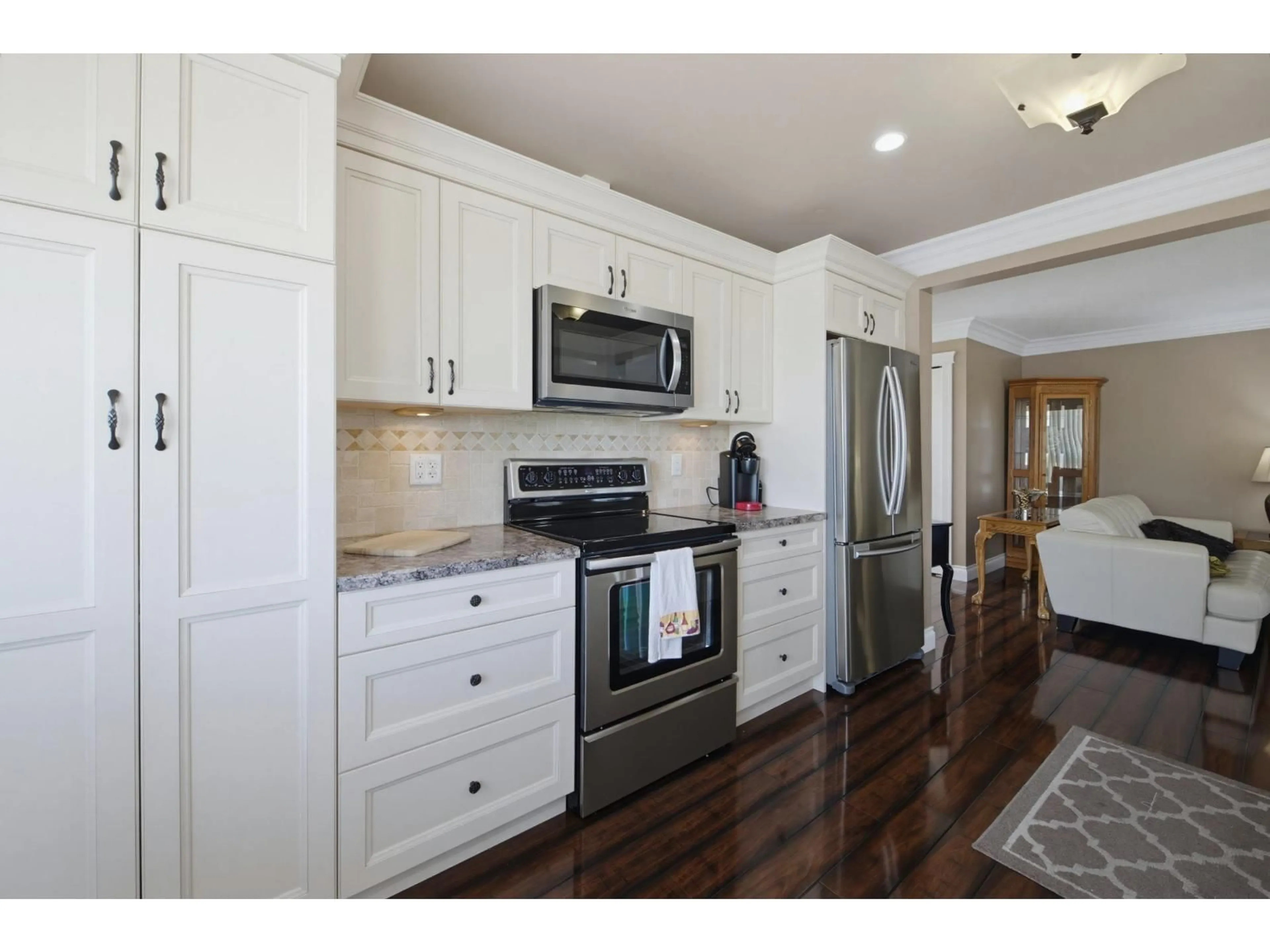 Open concept kitchen, wood/laminate floor for 312 - 2425 CHURCH STREET, Abbotsford British Columbia V2T3J8