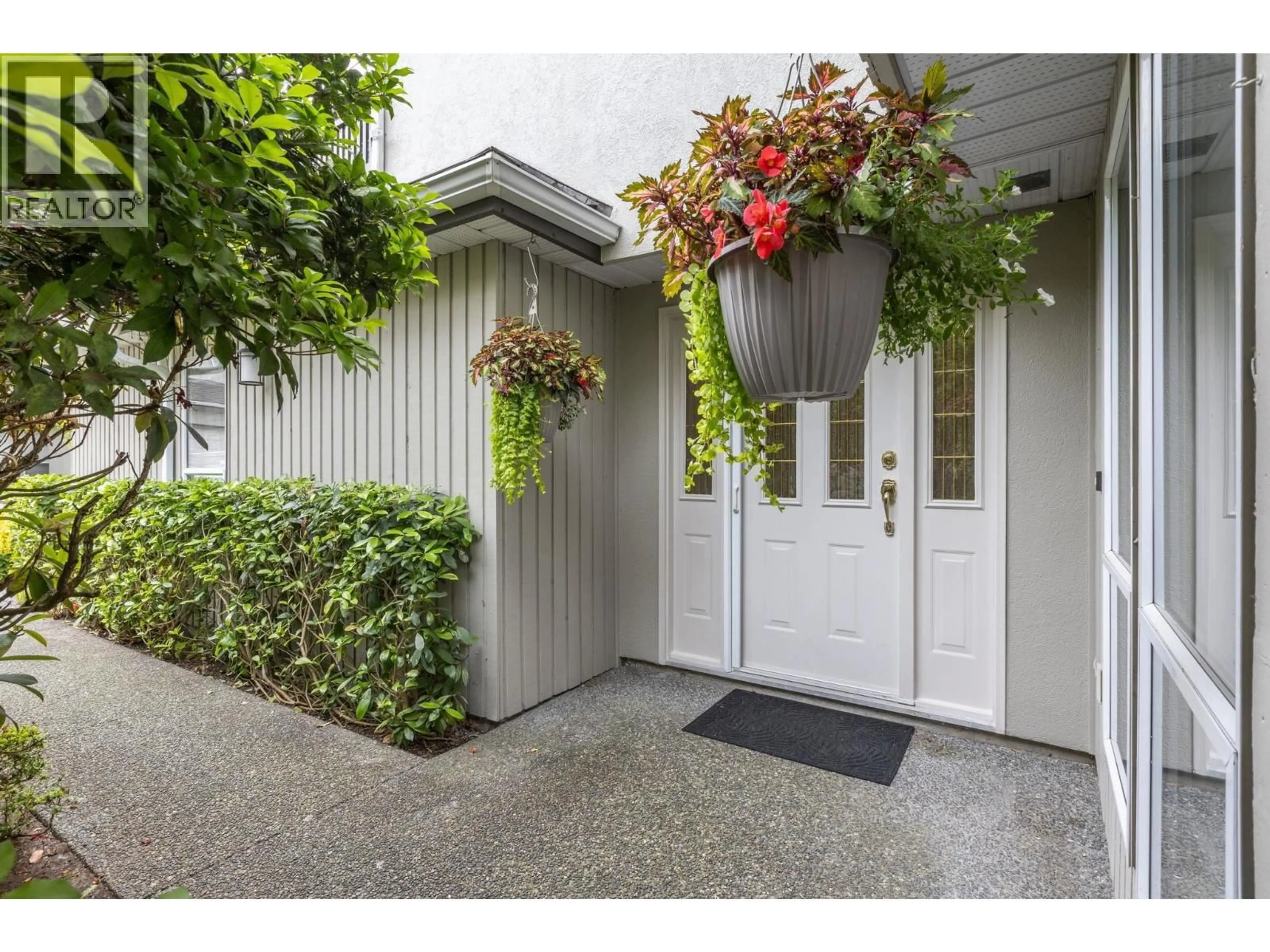 Indoor entryway for 24 - 1001 NORTHLANDS DRIVE, North Vancouver British Columbia V7H2Y3