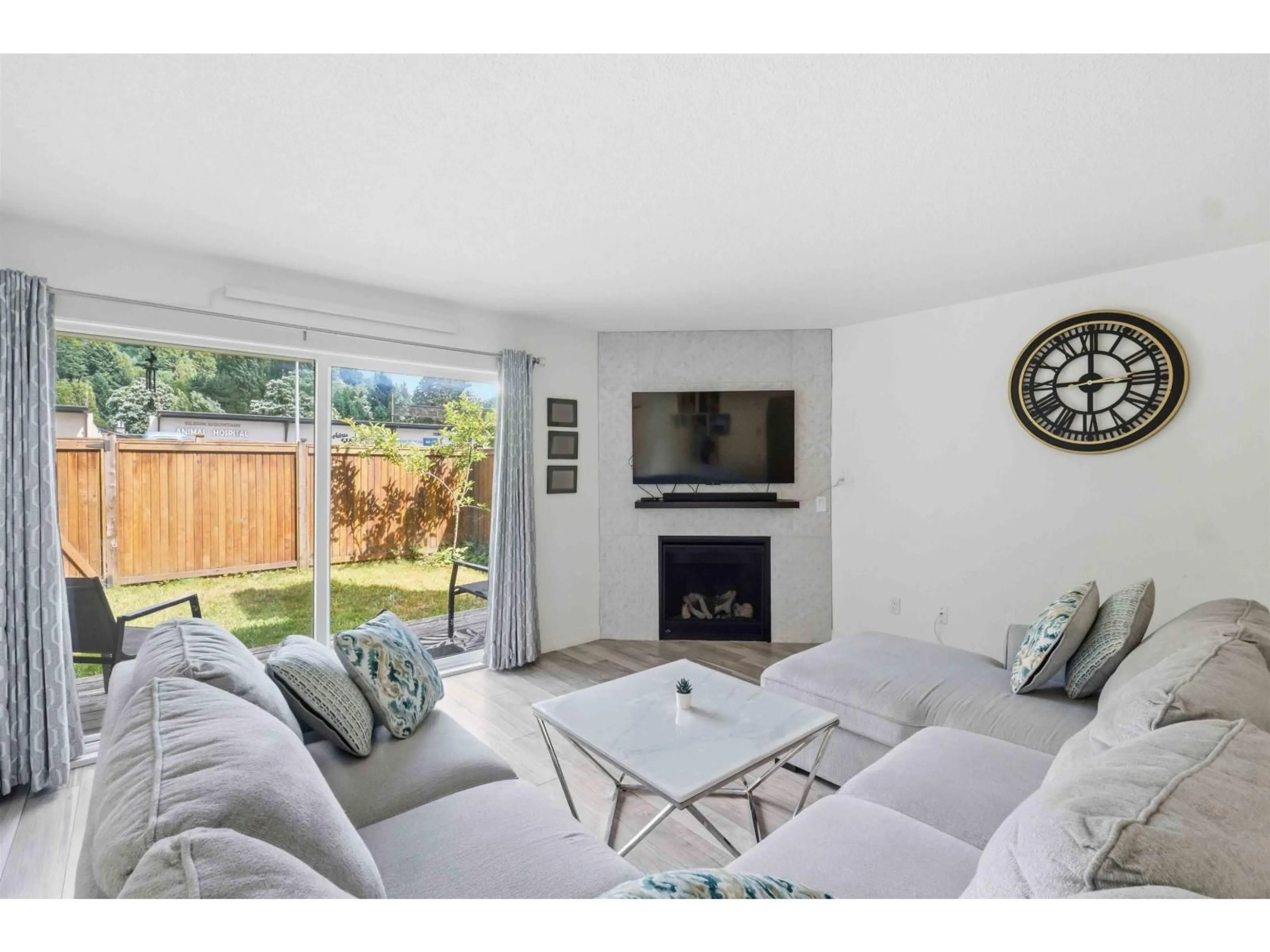 Living room with furniture, unknown for 17 - 34755 OLD YALE ROAD, Abbotsford British Columbia V2S7S5