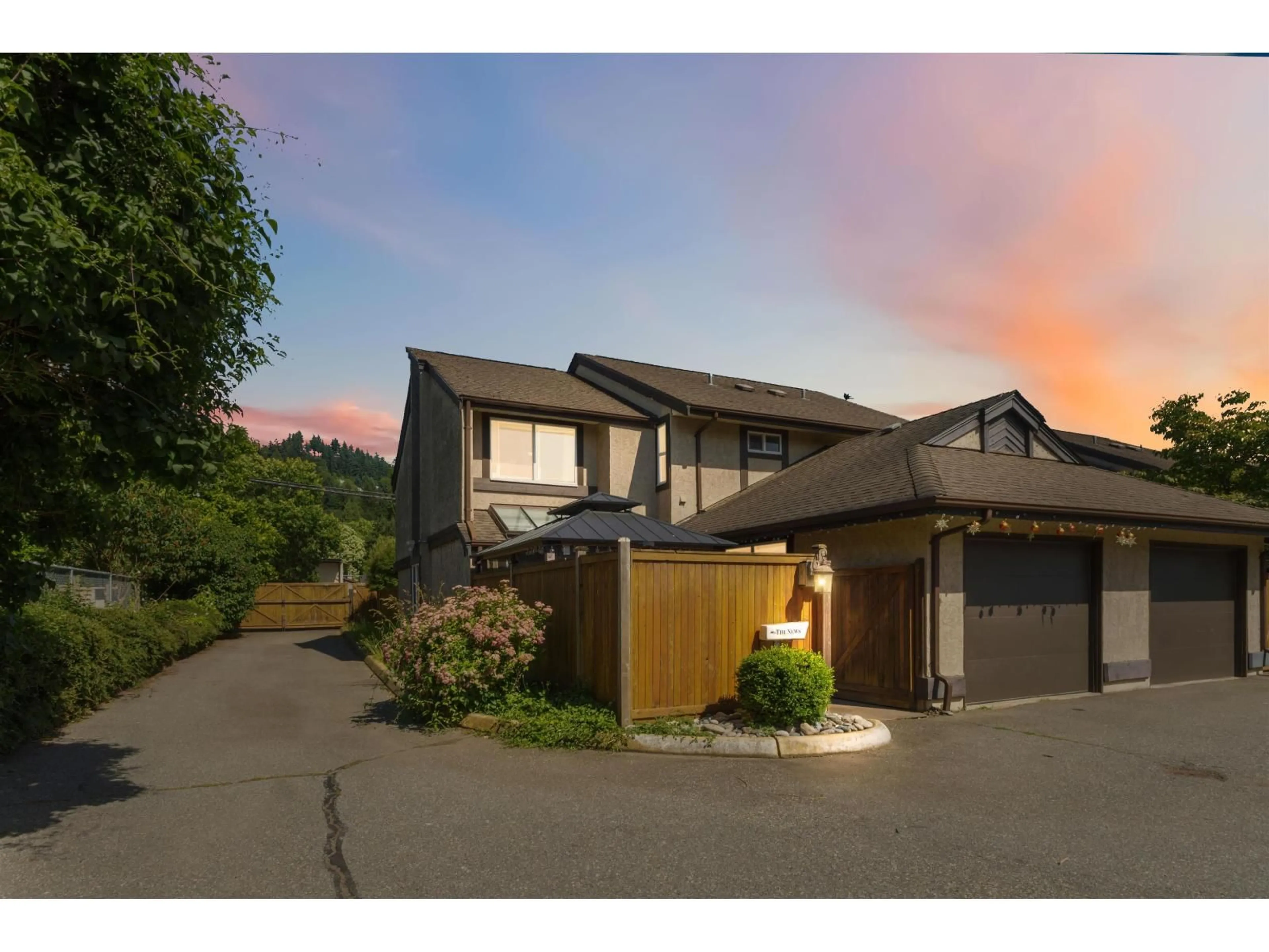 A pic from outside/outdoor area/front of a property/back of a property/a pic from drone, street for 17 - 34755 OLD YALE ROAD, Abbotsford British Columbia V2S7S5