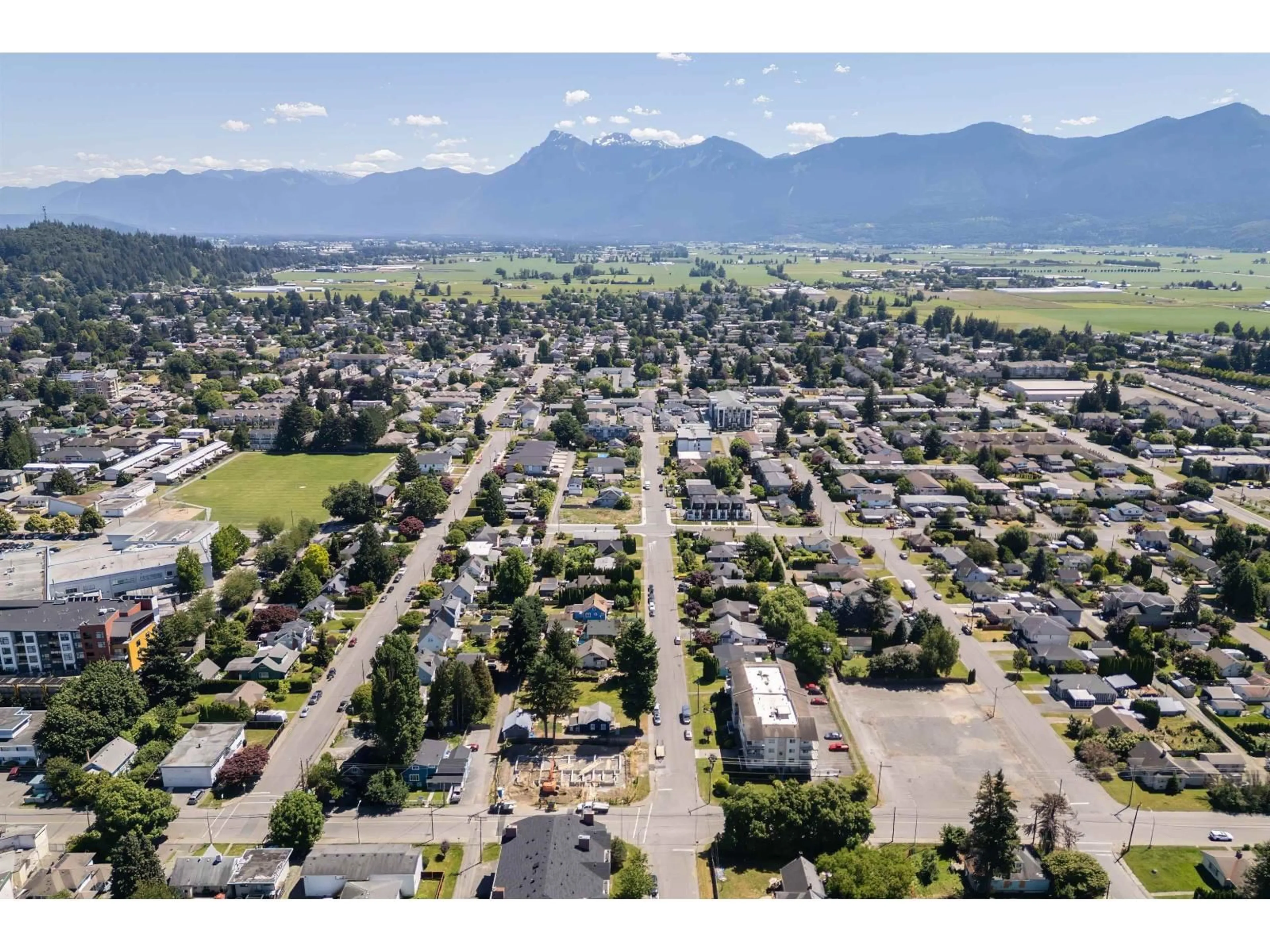 A pic from outside/outdoor area/front of a property/back of a property/a pic from drone, mountain view for 46232 MARGARET AVENUE, Chilliwack British Columbia V2P2G9