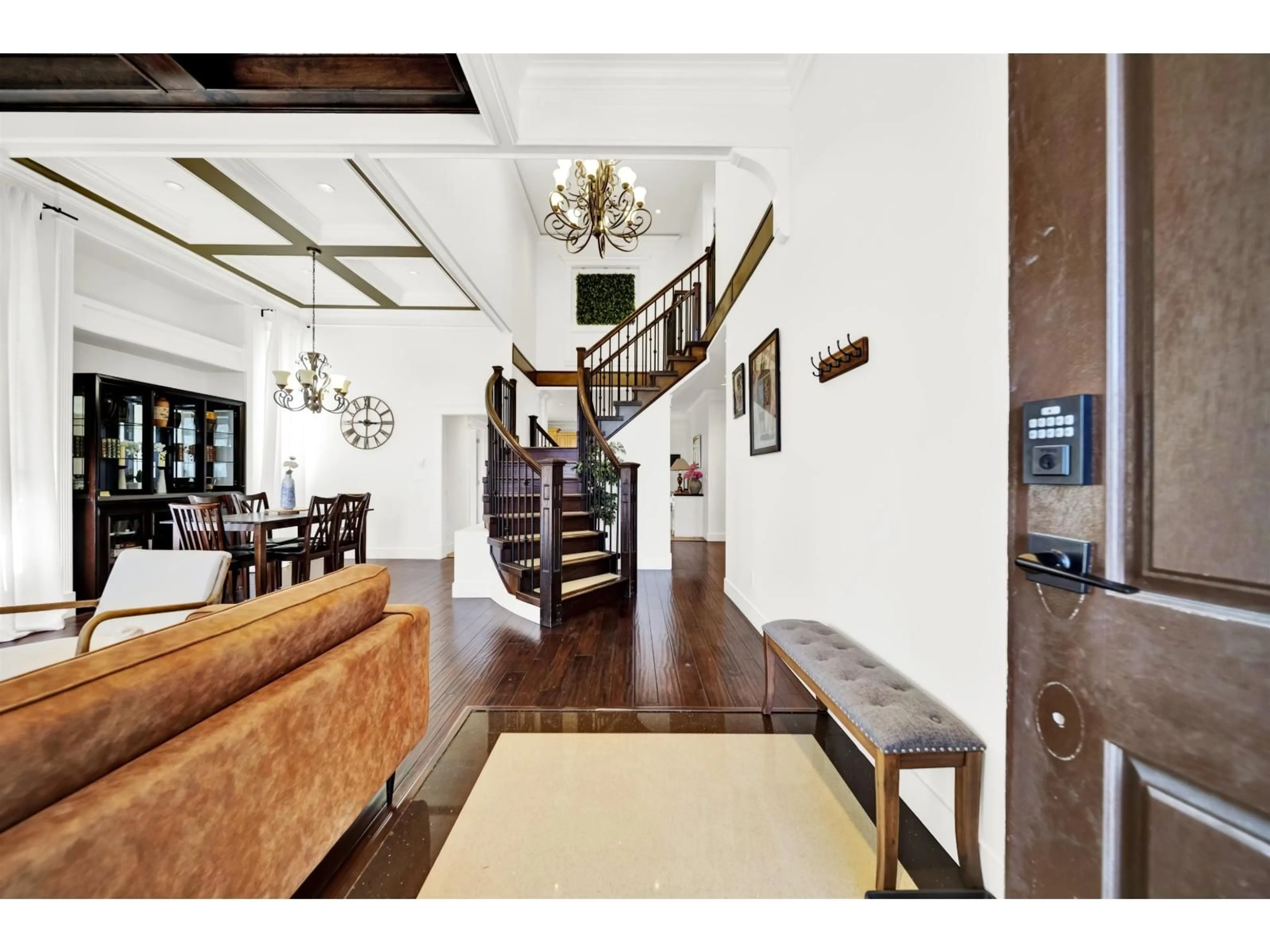 Indoor foyer for 14511 81 AVENUE, Surrey British Columbia V3S2T9