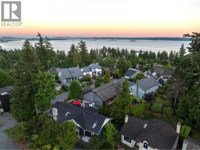 4786 MEADFEILD COURT, West Vancouver 2
