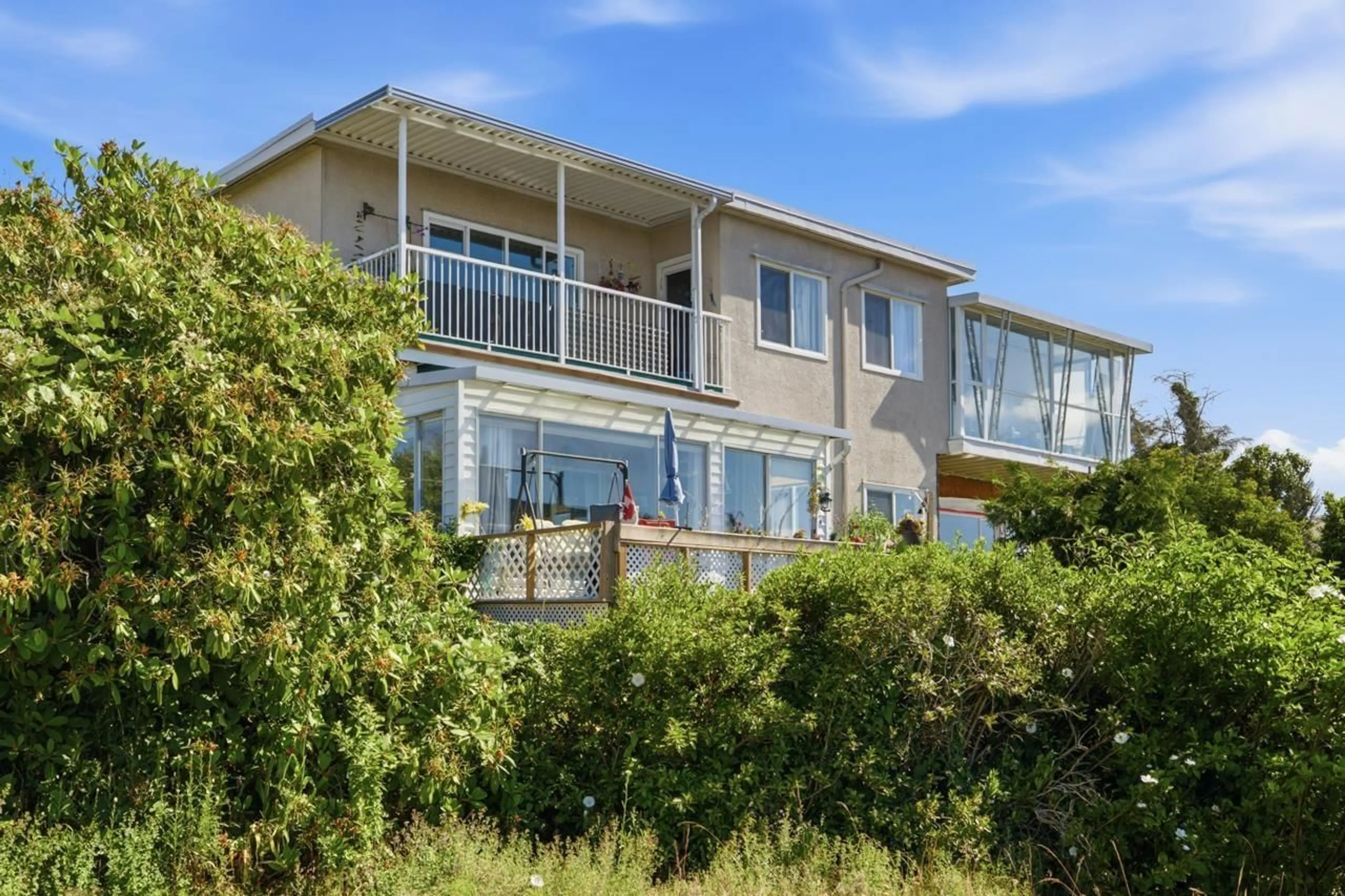 A pic from outside/outdoor area/front of a property/back of a property/a pic from drone, water/lake/river/ocean view for 1 - 1040 PARKER STREET, White Rock British Columbia V4B4R7