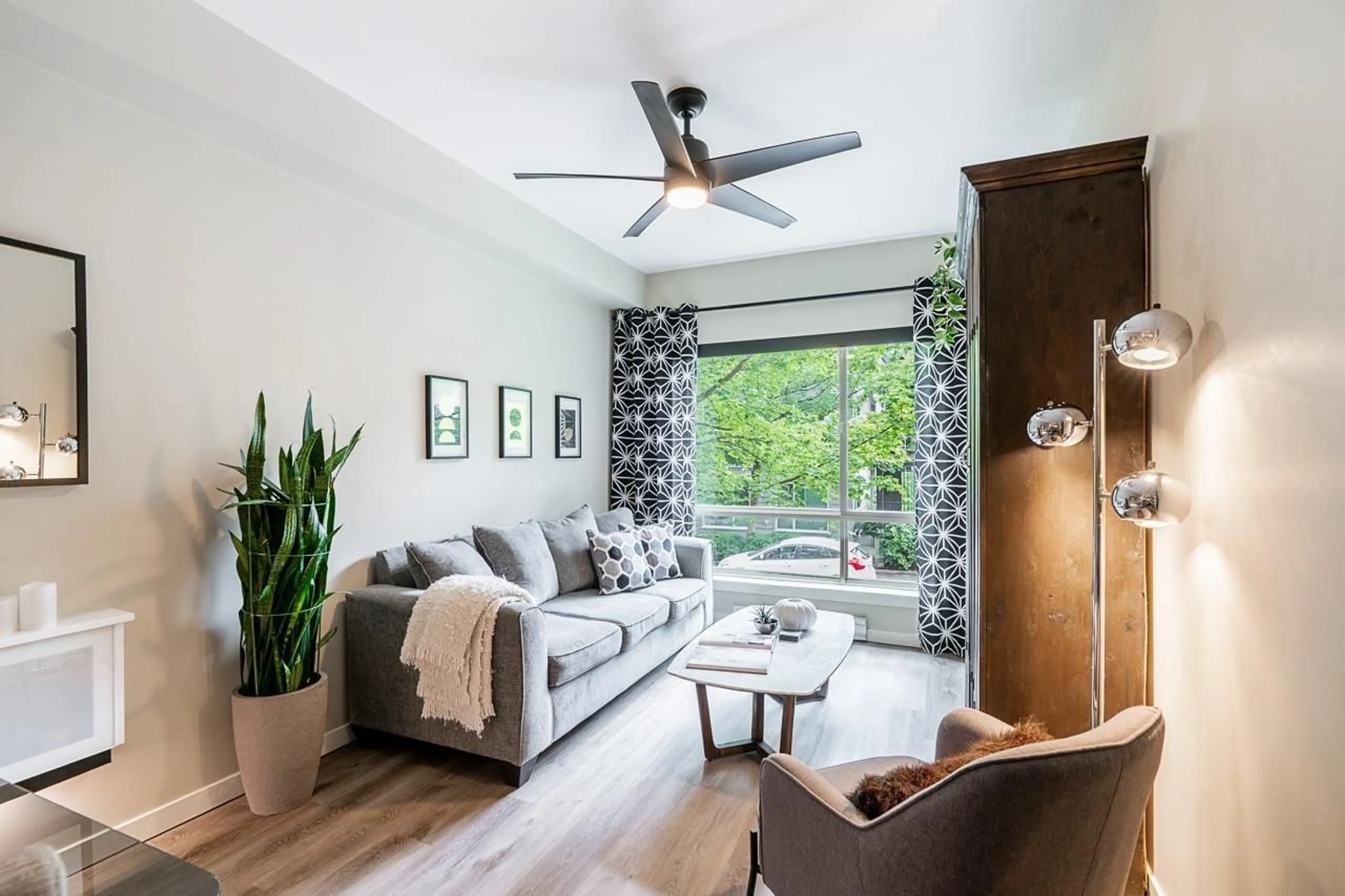 Living room with furniture, wood/laminate floor for 106 - 13789 107A AVENUE, Surrey British Columbia V3S0B8