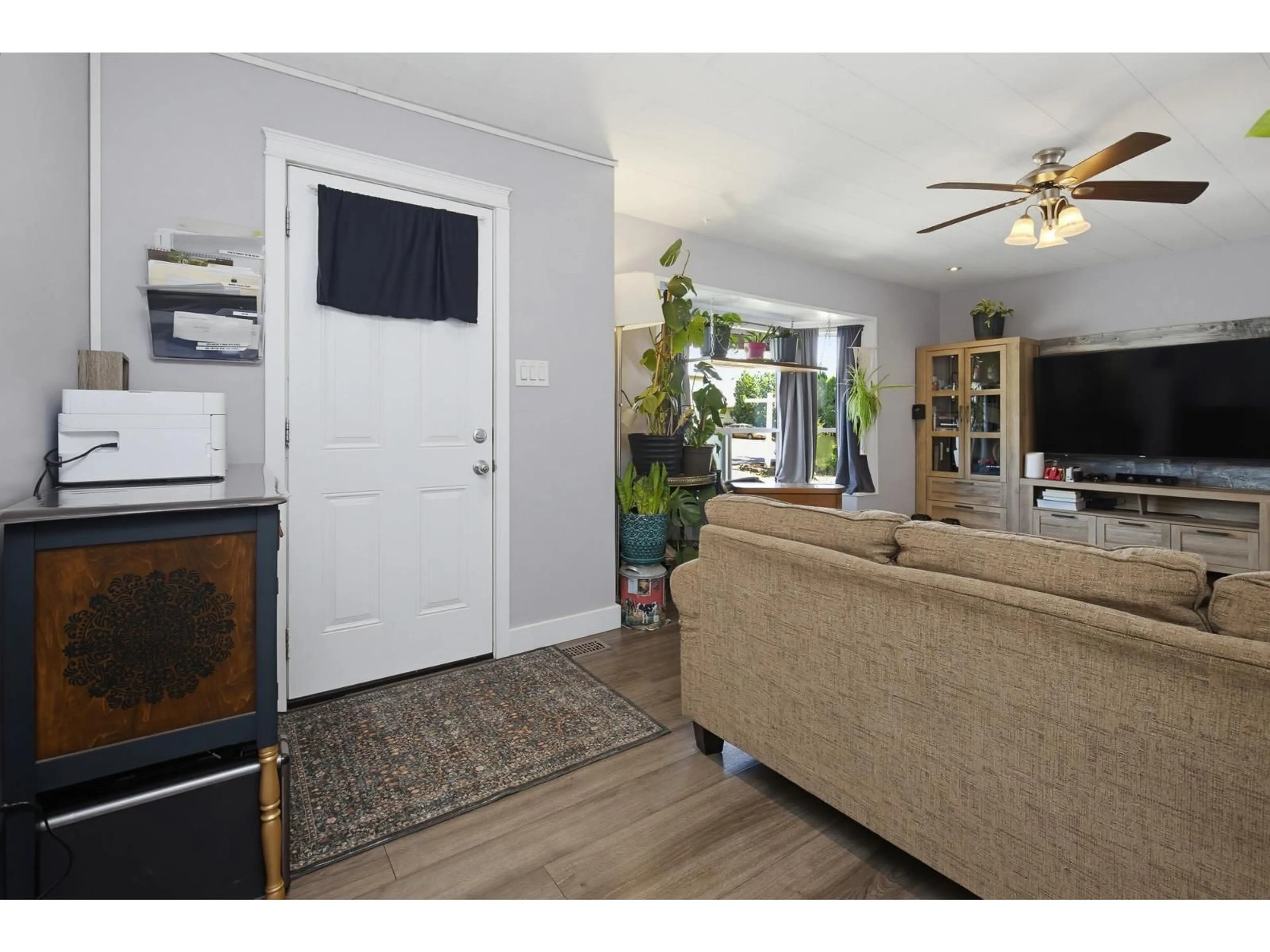 Living room with furniture, unknown for 8585 BROADWAY STREET, Chilliwack British Columbia V2P5V4