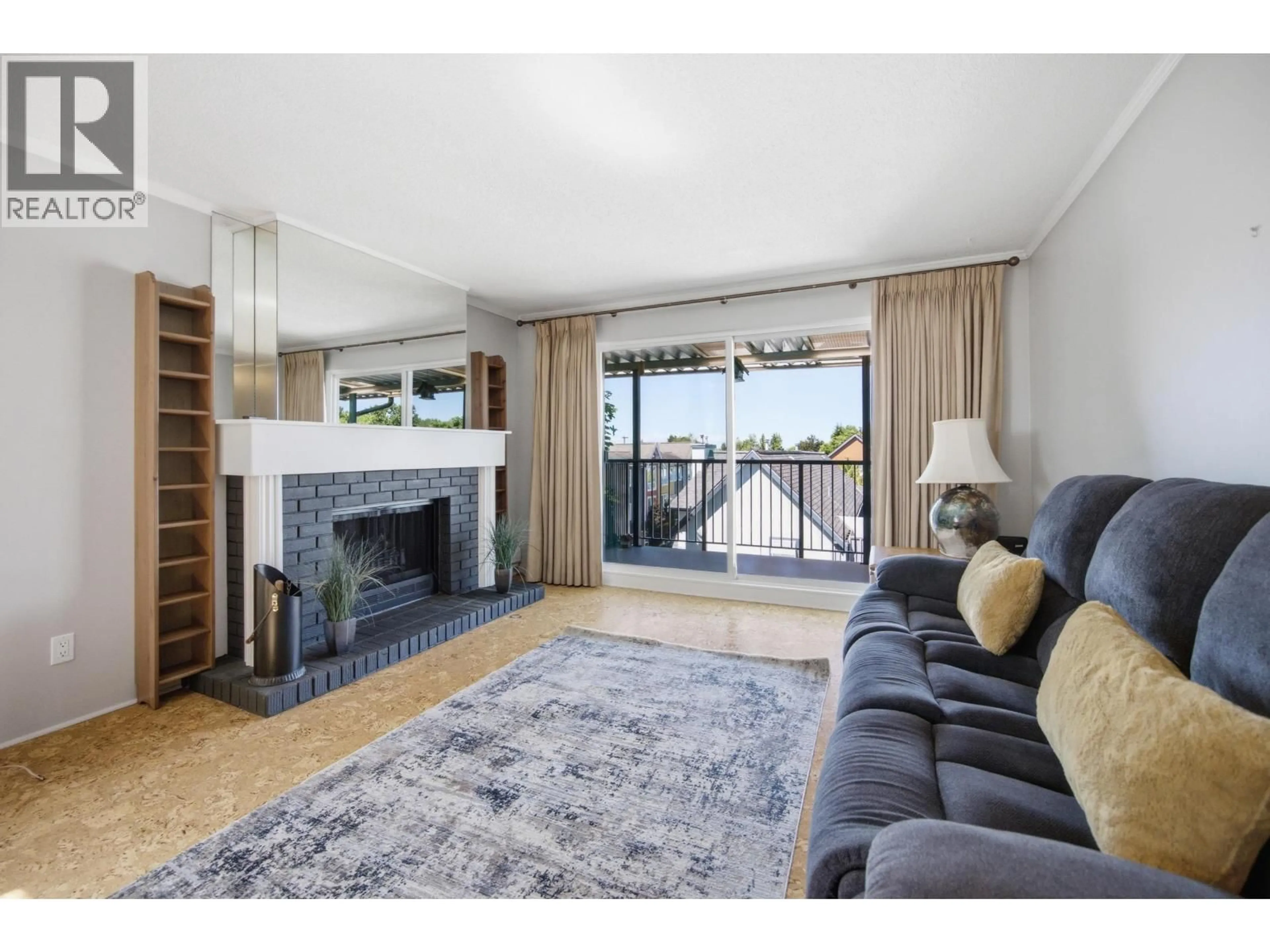 Living room with furniture, wood/laminate floor for 306 - 4926 48 AVENUE, Delta British Columbia V4K1V3