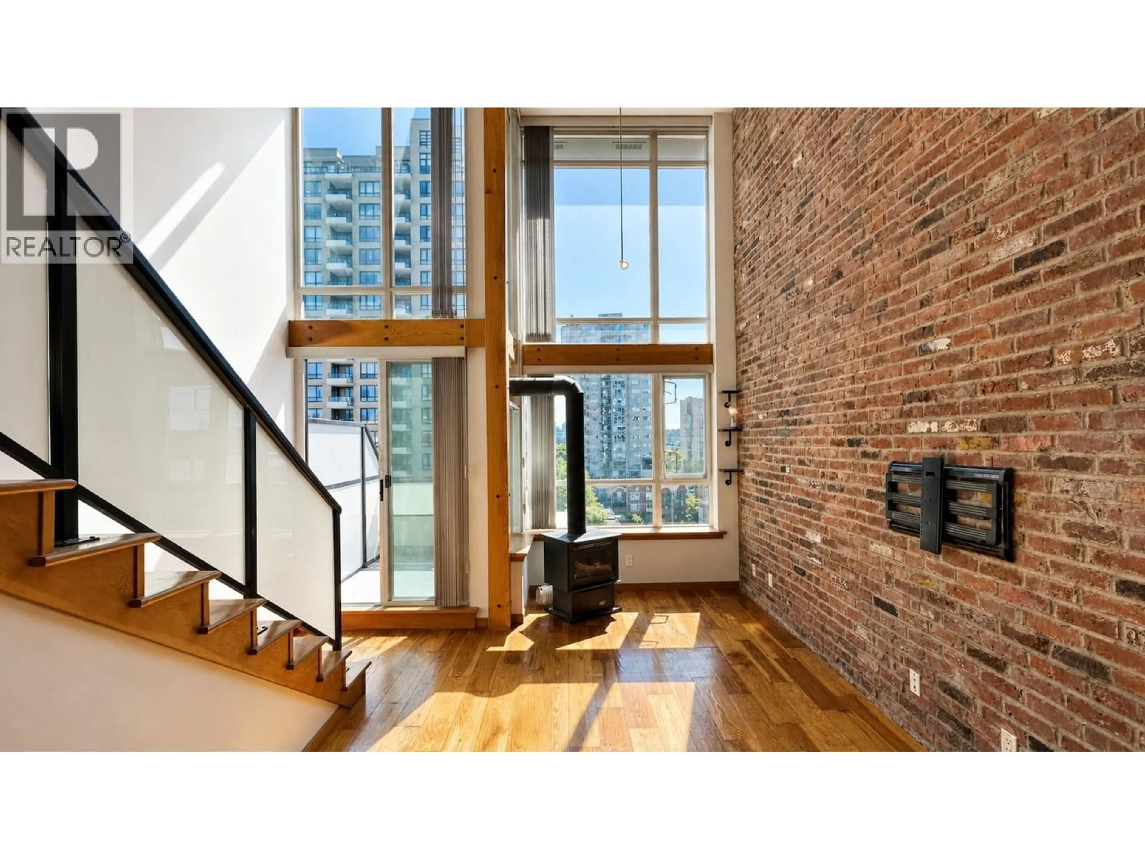 Indoor entryway for 503 - 10 RENAISSANCE SQUARE, New Westminster British Columbia V3M7B1