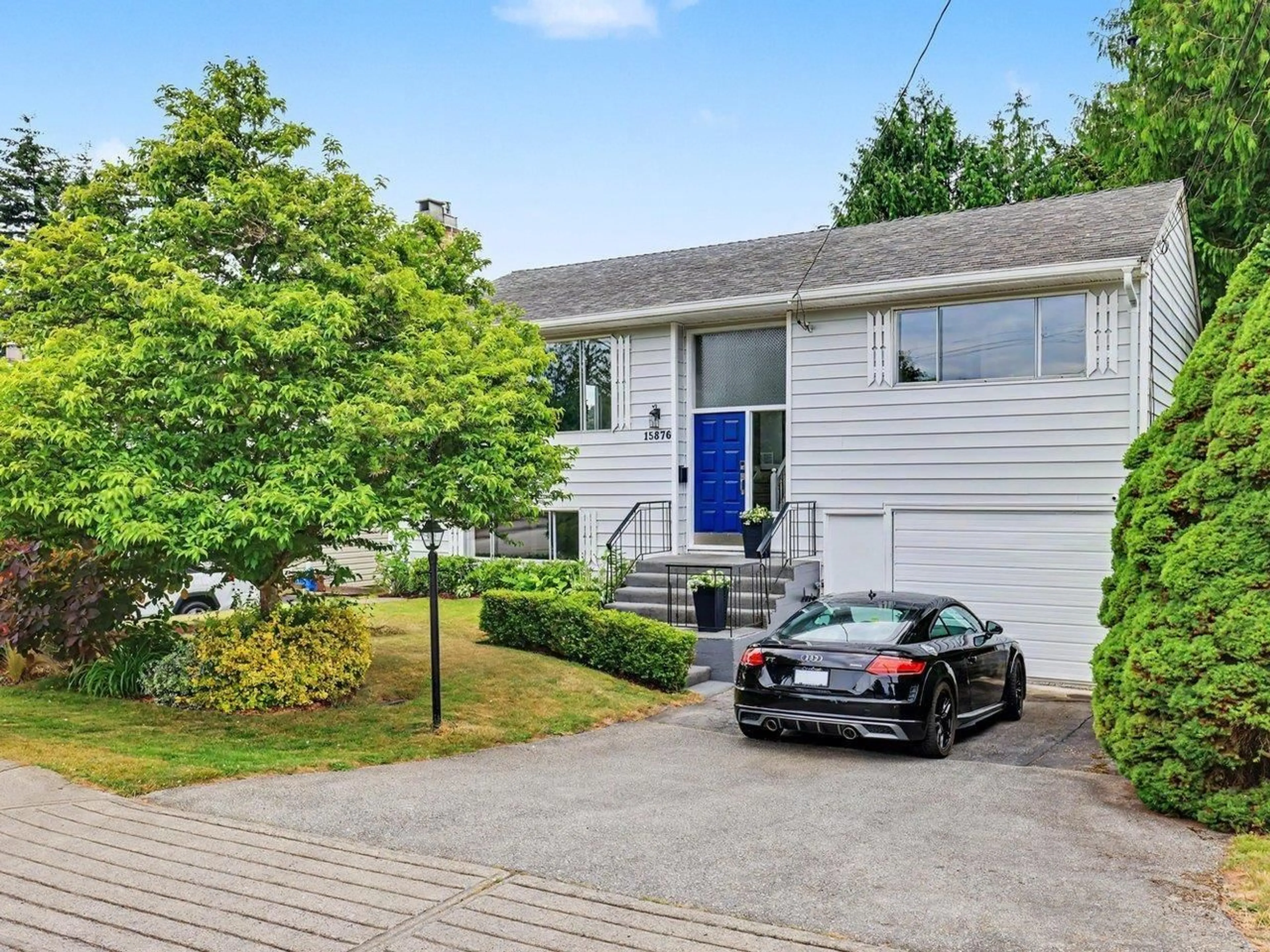 A pic from outside/outdoor area/front of a property/back of a property/a pic from drone, street for 15876 ROPER AVENUE, White Rock British Columbia V4B2H4