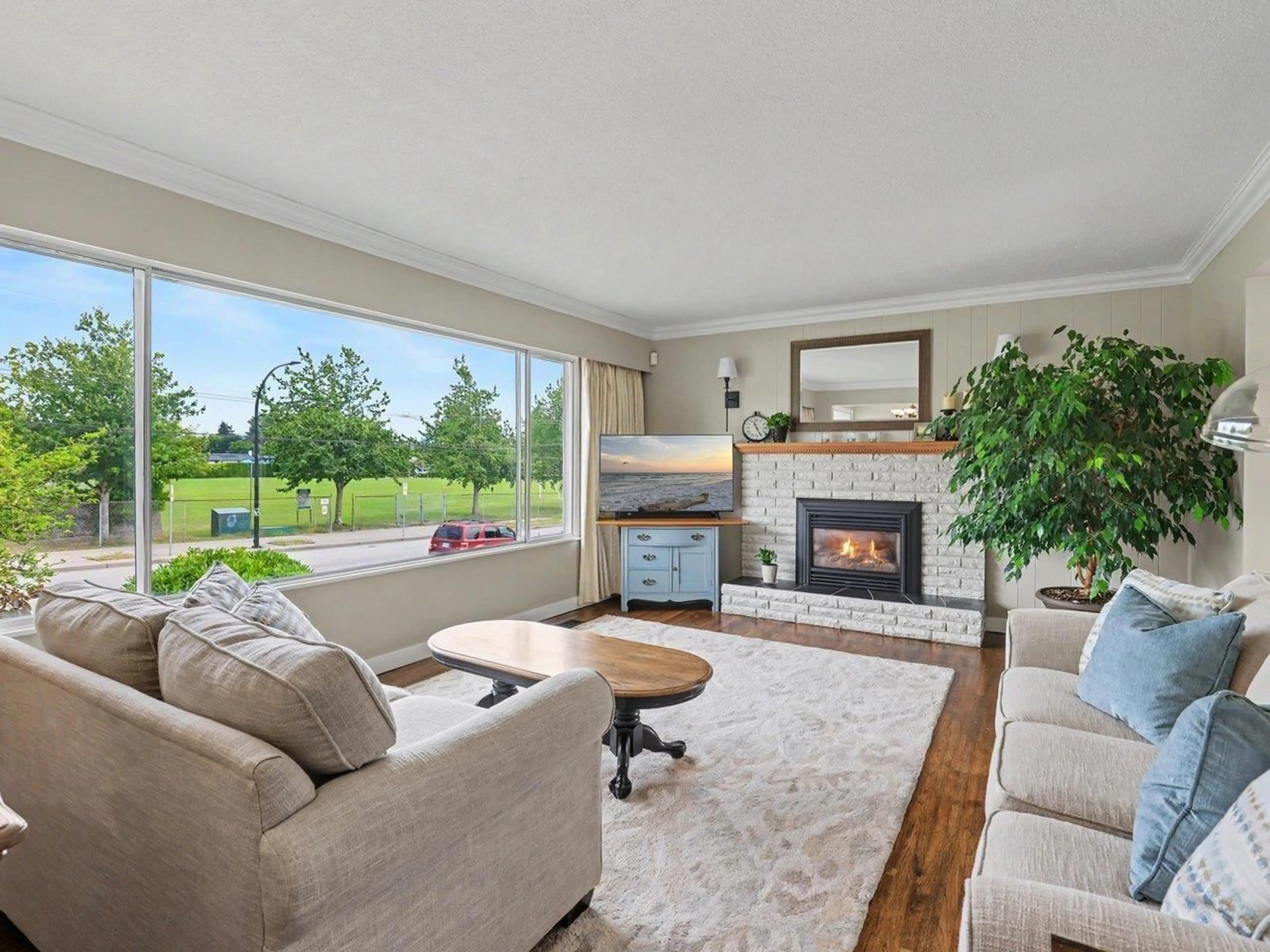 Living room with furniture, unknown for 15876 ROPER AVENUE, White Rock British Columbia V4B2H4