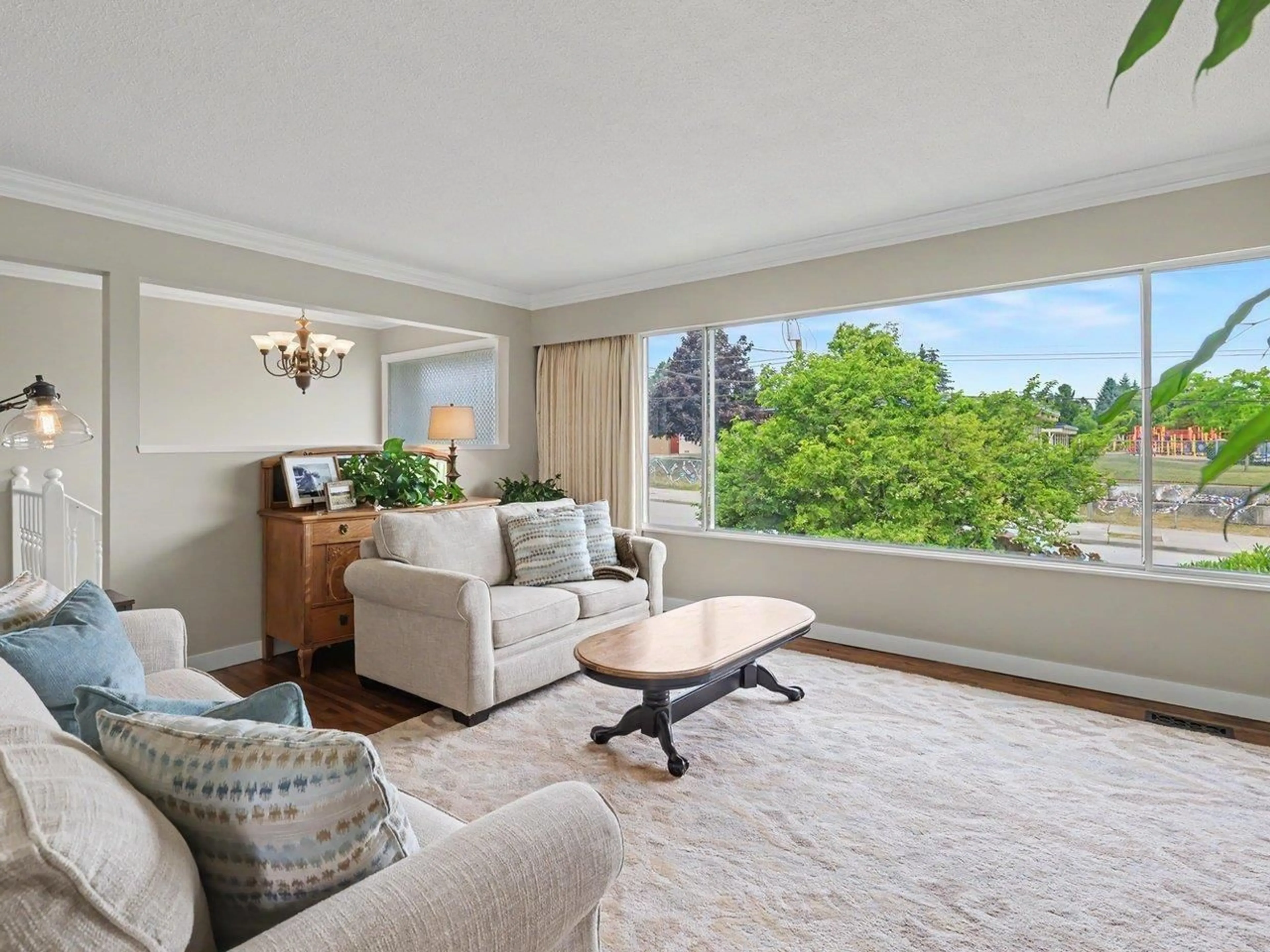 Living room with furniture, wood/laminate floor for 15876 ROPER AVENUE, White Rock British Columbia V4B2H4