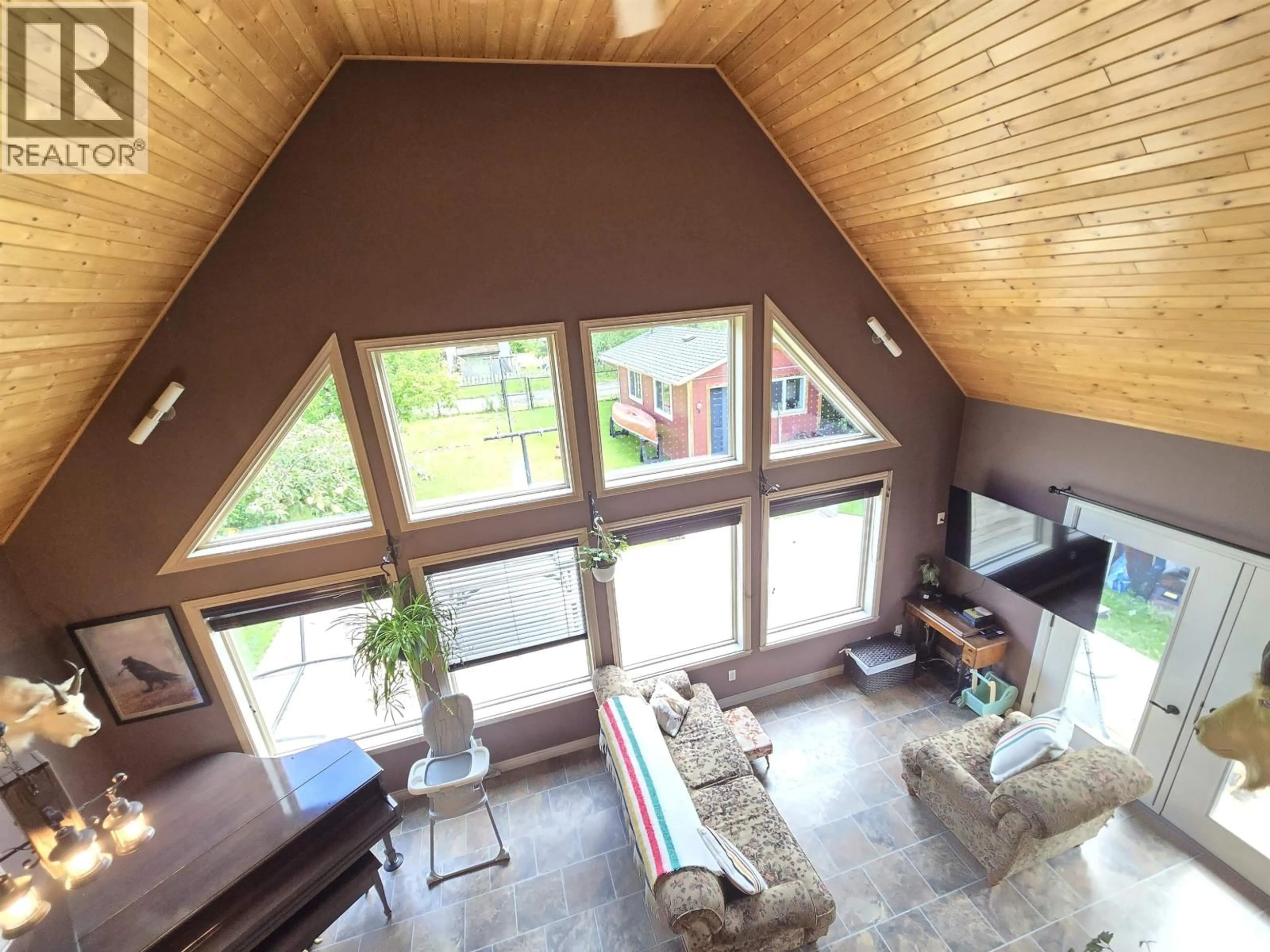Indoor foyer for 886 4TH AVENUE, McBride British Columbia V0J2E0