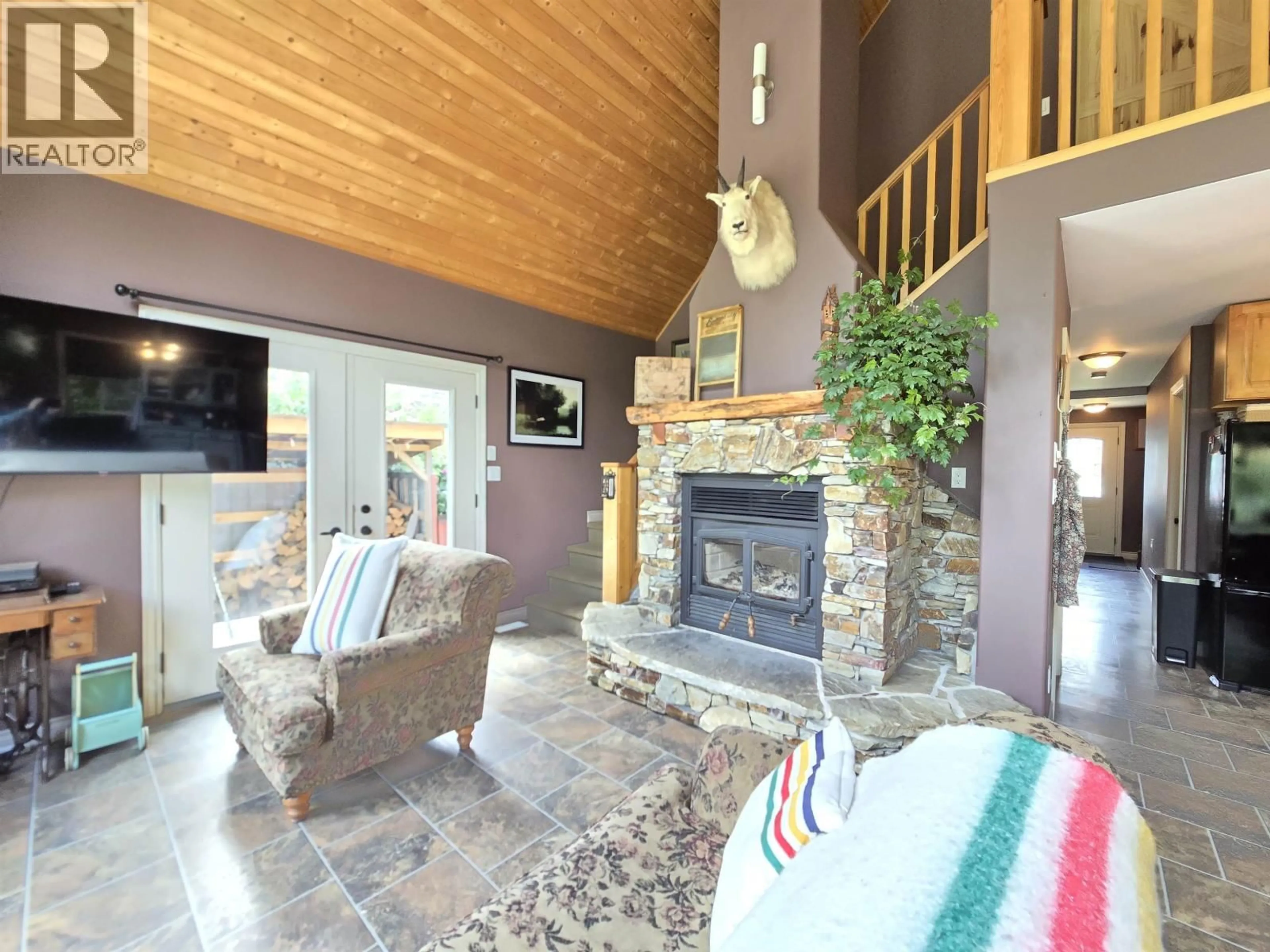 Living room with furniture, unknown for 886 4TH AVENUE, McBride British Columbia V0J2E0