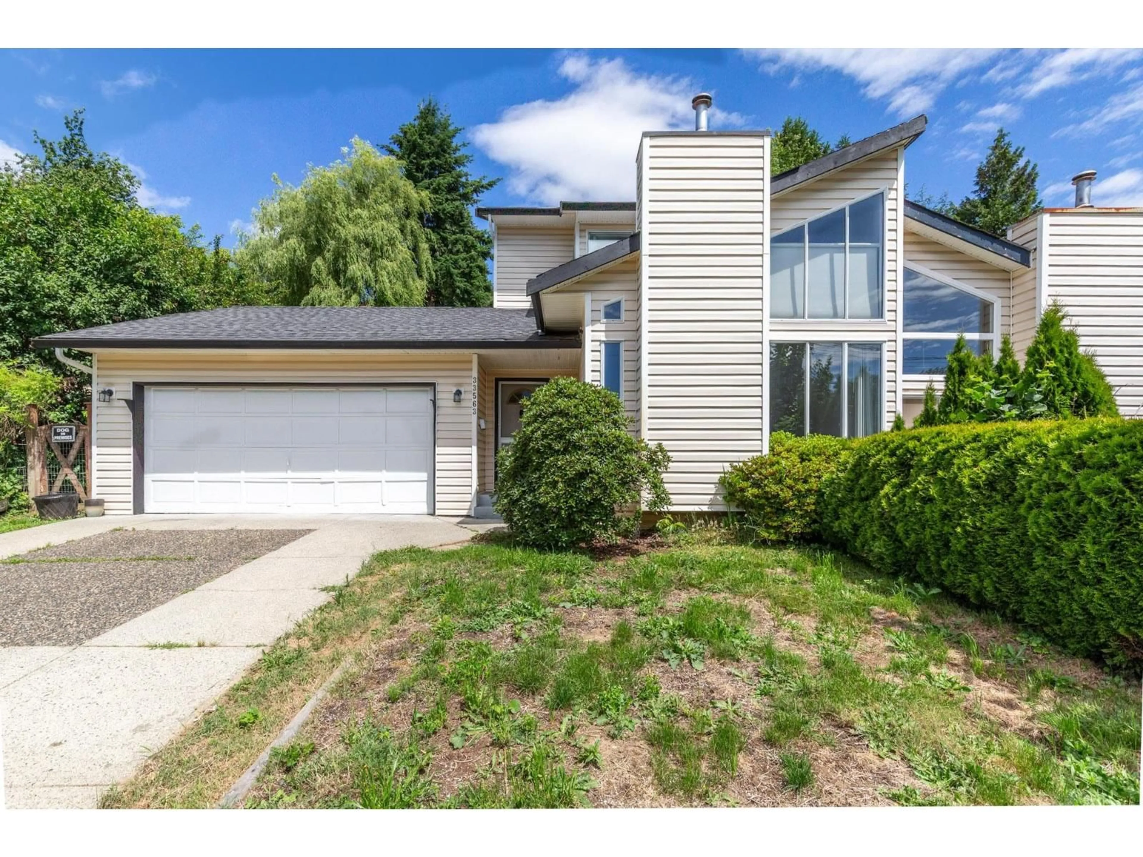 Home with vinyl exterior material, street for 33563A 2ND AVENUE, Mission British Columbia V2V6J3