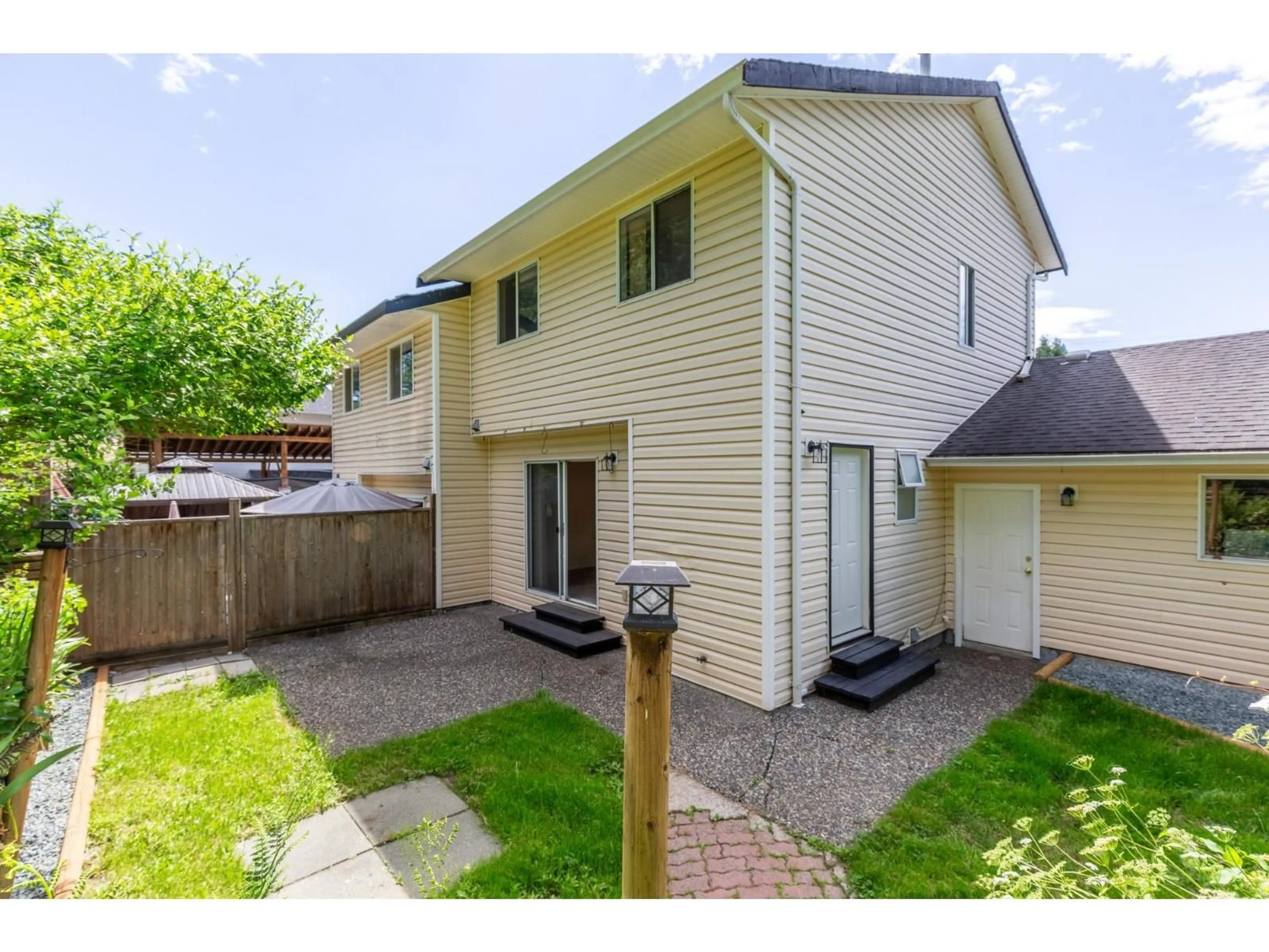 A pic from outside/outdoor area/front of a property/back of a property/a pic from drone, street for 33563A 2ND AVENUE, Mission British Columbia V2V6J3