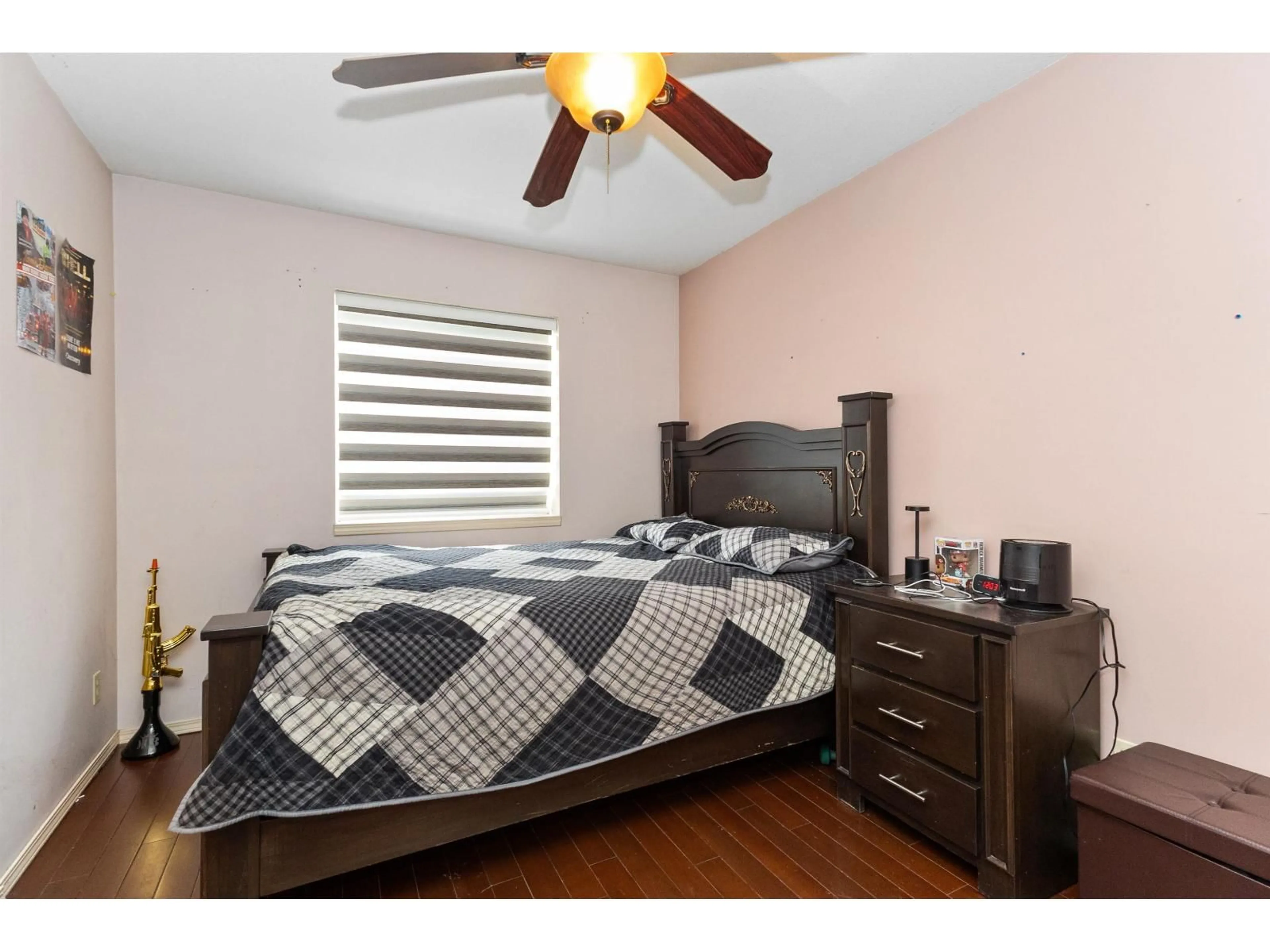 Bedroom with bed, wood/laminate floor for 2930 EDGEHILL AVENUE, Abbotsford British Columbia V2T5J9
