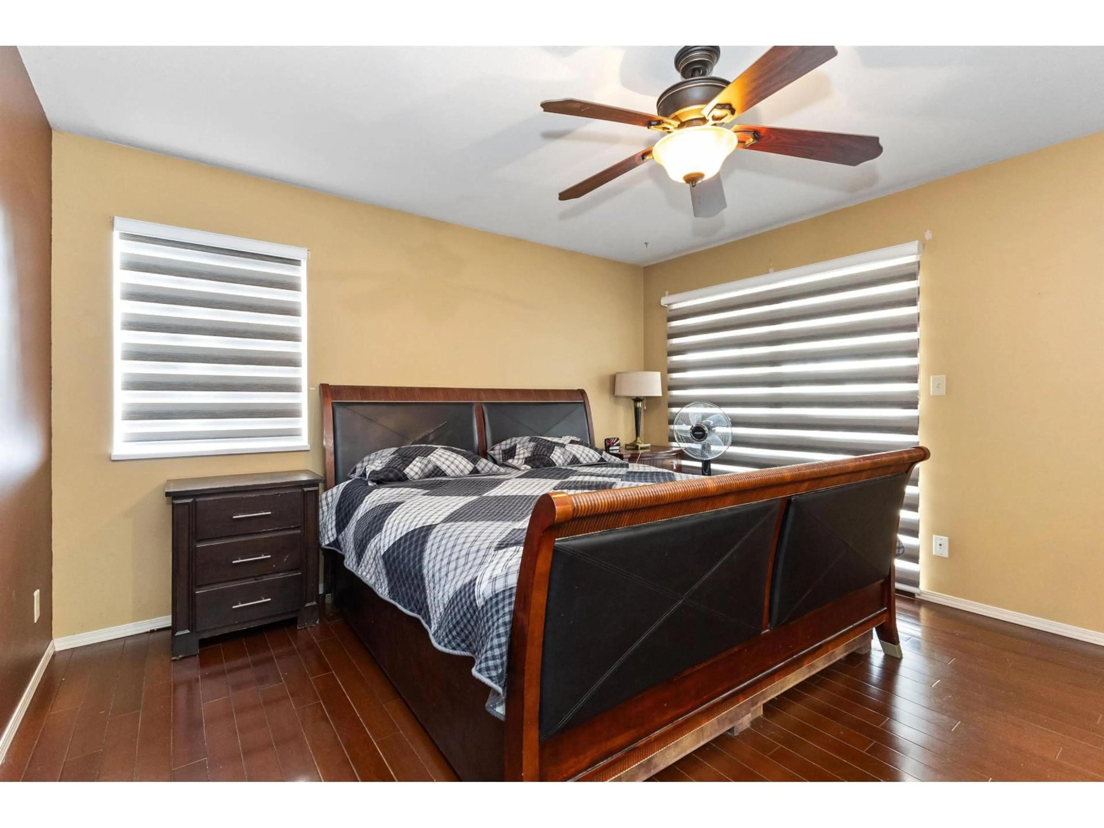 Bedroom with bed, wood/laminate floor for 2930 EDGEHILL AVENUE, Abbotsford British Columbia V2T5J9