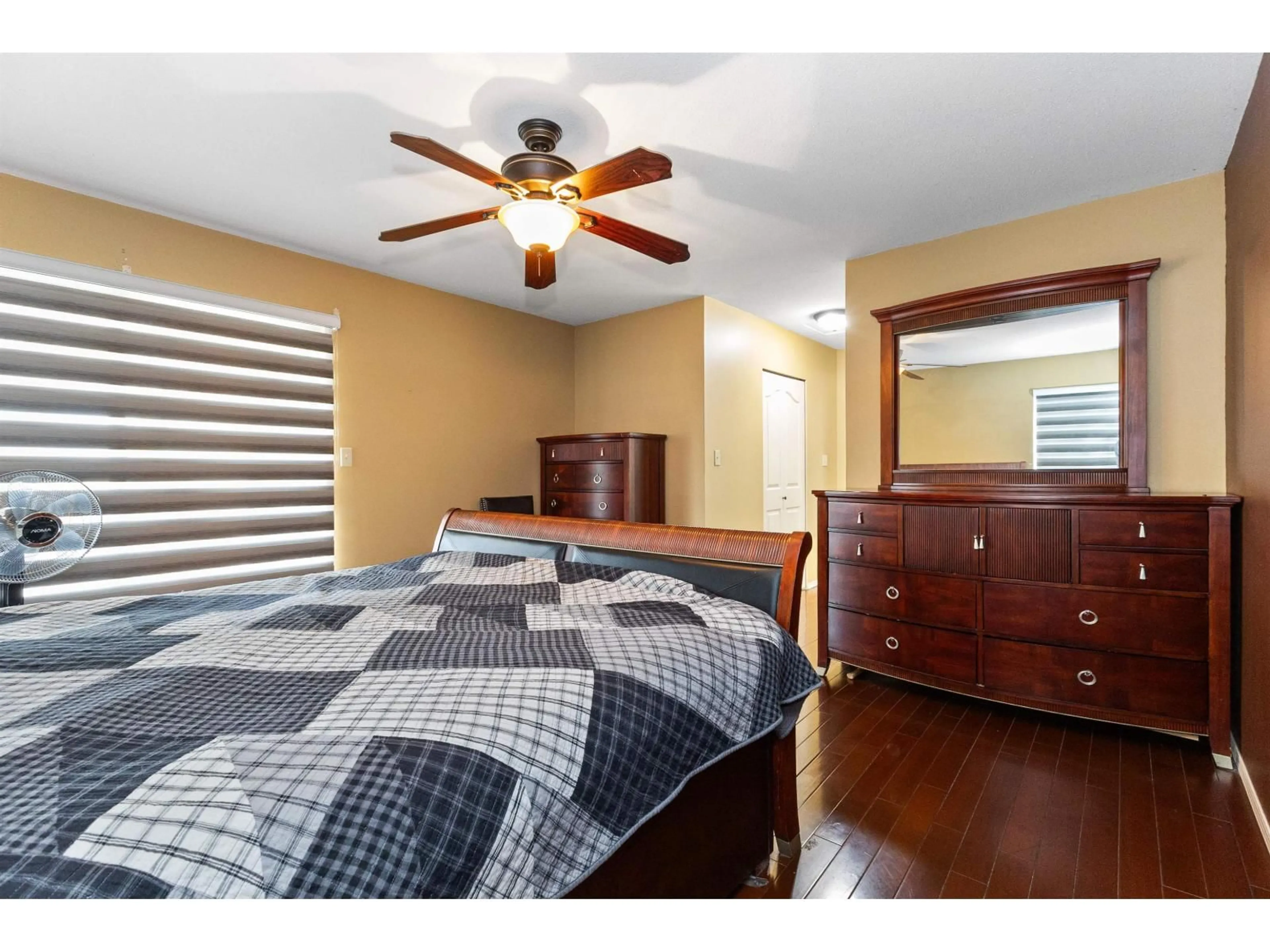 Bedroom with bed, wood/laminate floor for 2930 EDGEHILL AVENUE, Abbotsford British Columbia V2T5J9