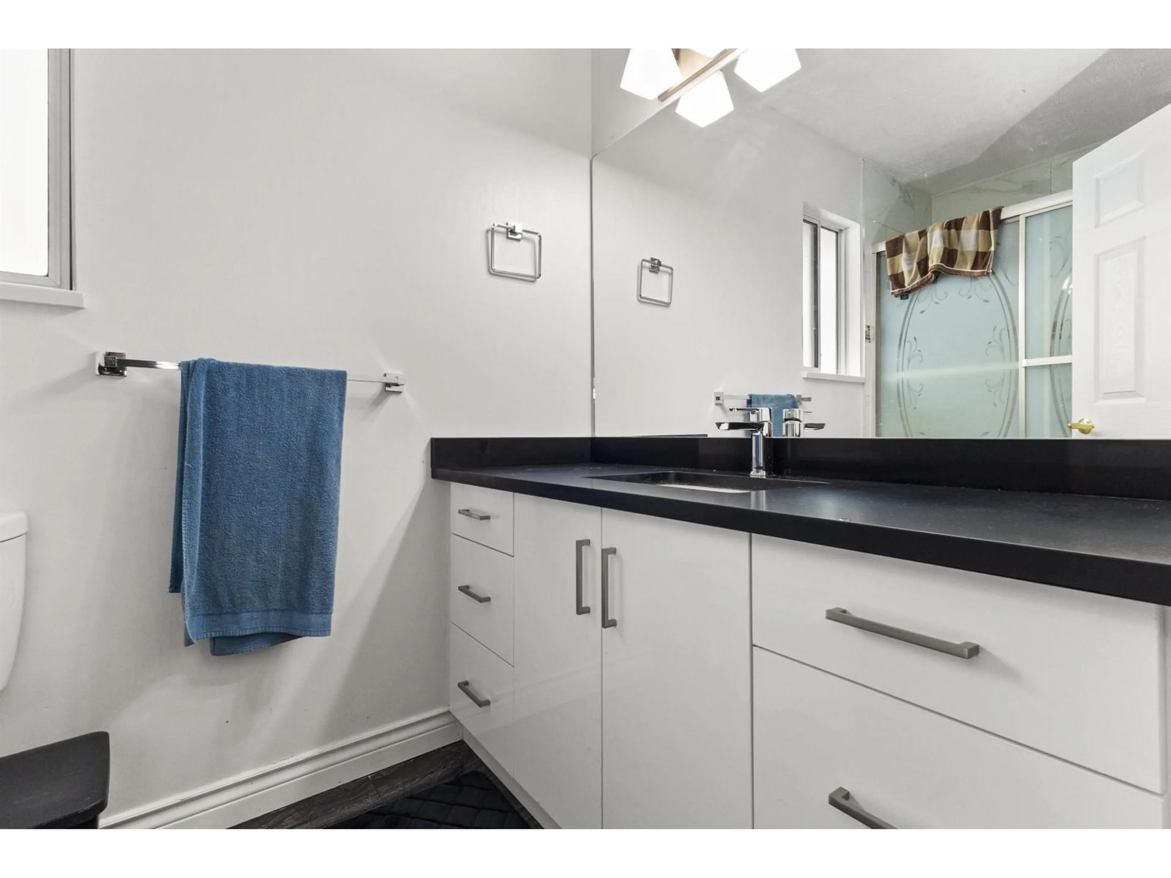 Standard bathroom, ceramic/tile floor for 2930 EDGEHILL AVENUE, Abbotsford British Columbia V2T5J9