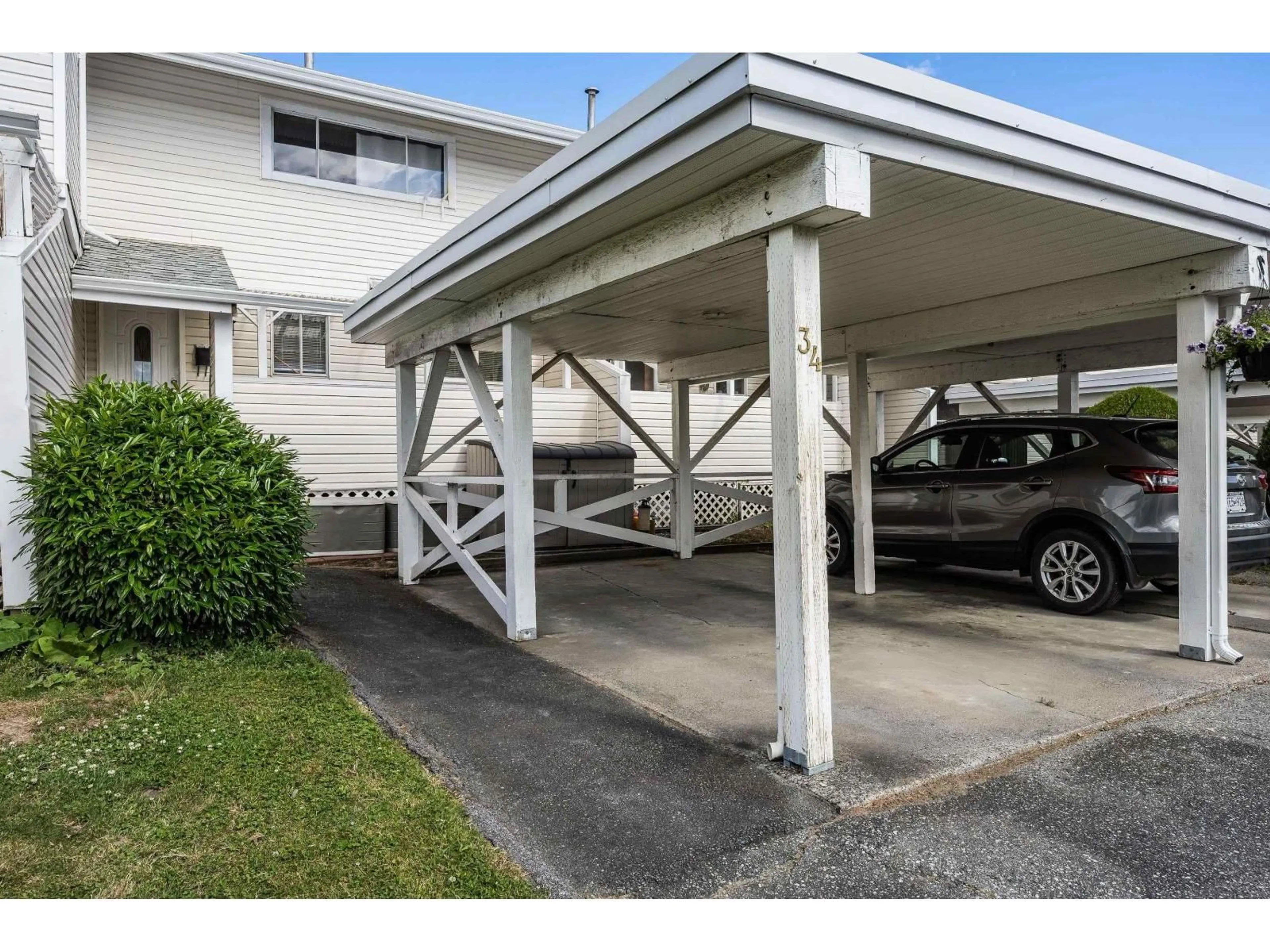 Indoor garage for 34 - 45215 WOLFE ROAD, Chilliwack British Columbia V2P1V5