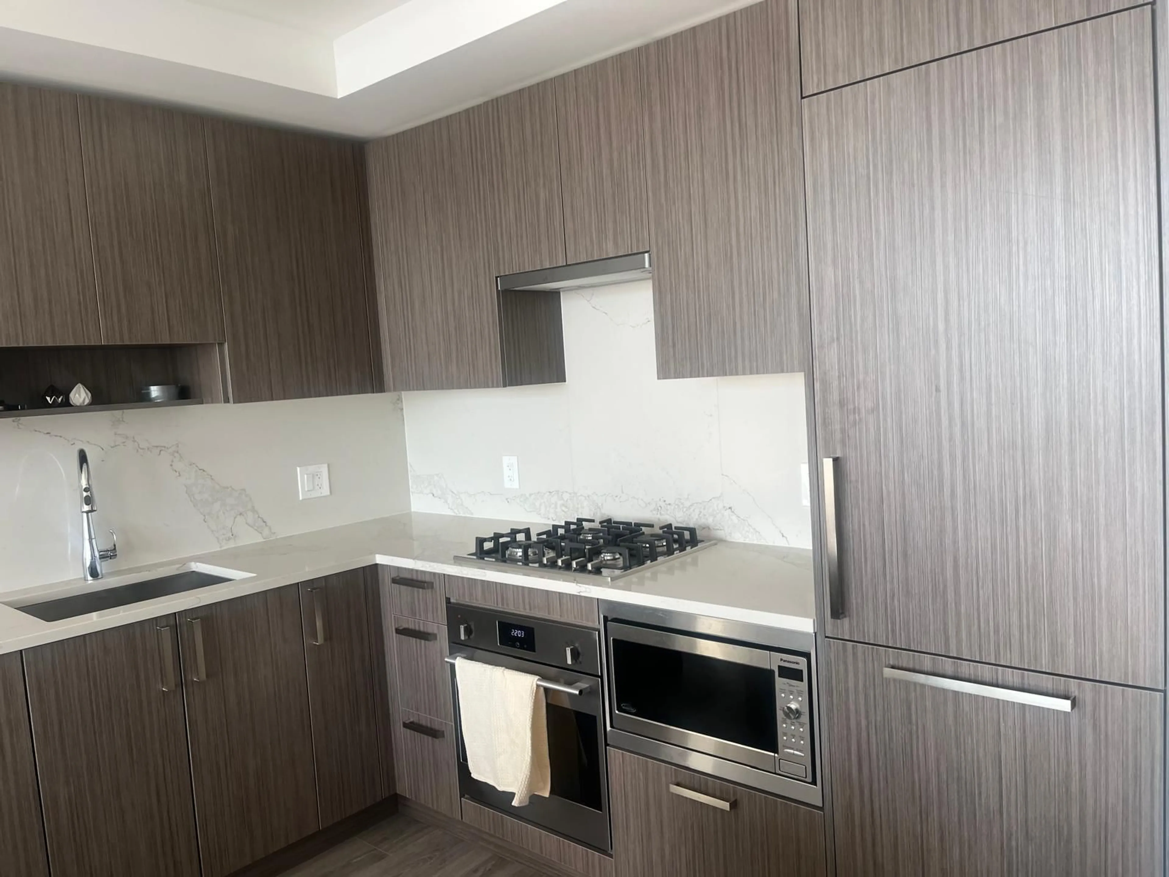 Standard kitchen, unknown for 4101 - 13350 CENTRAL AVENUE, Surrey British Columbia V3T0S1