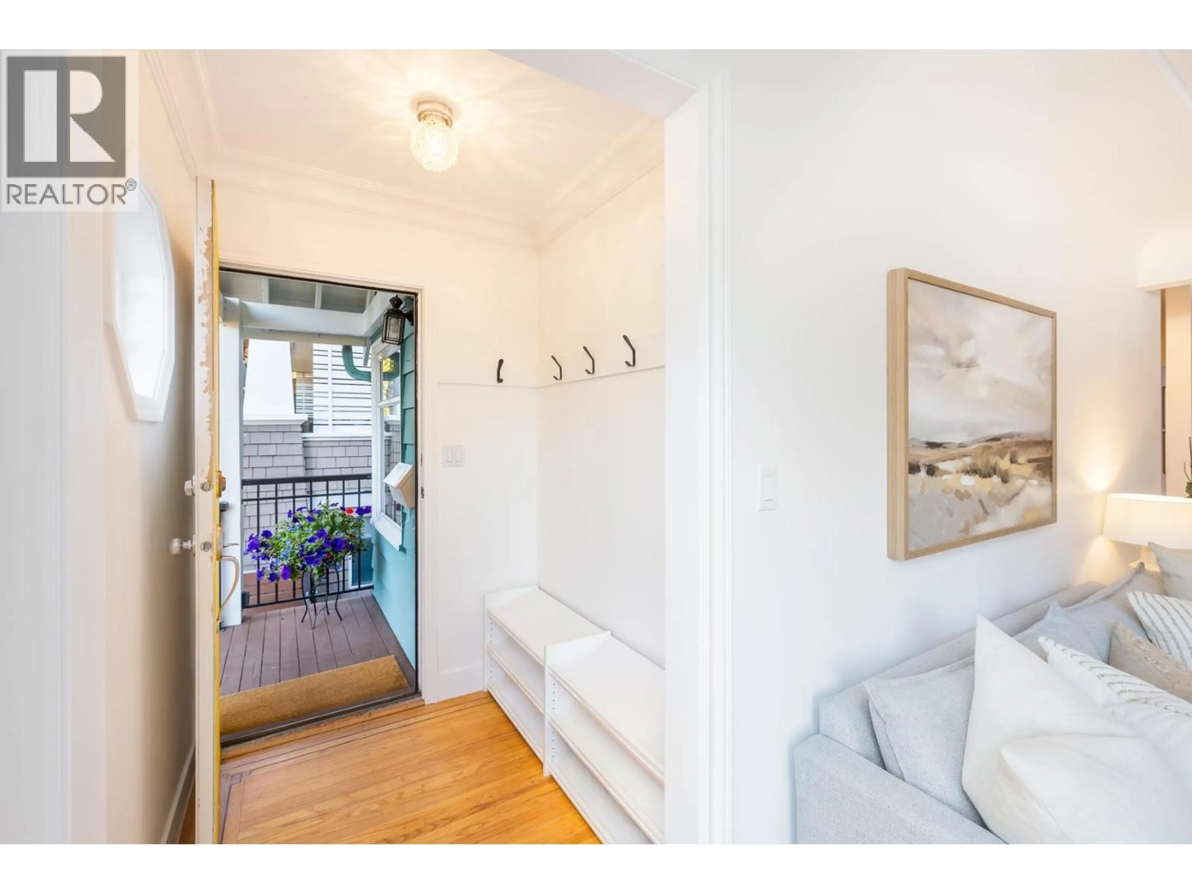 Indoor entryway for 3311 8TH AVENUE, Vancouver British Columbia V4M3V1