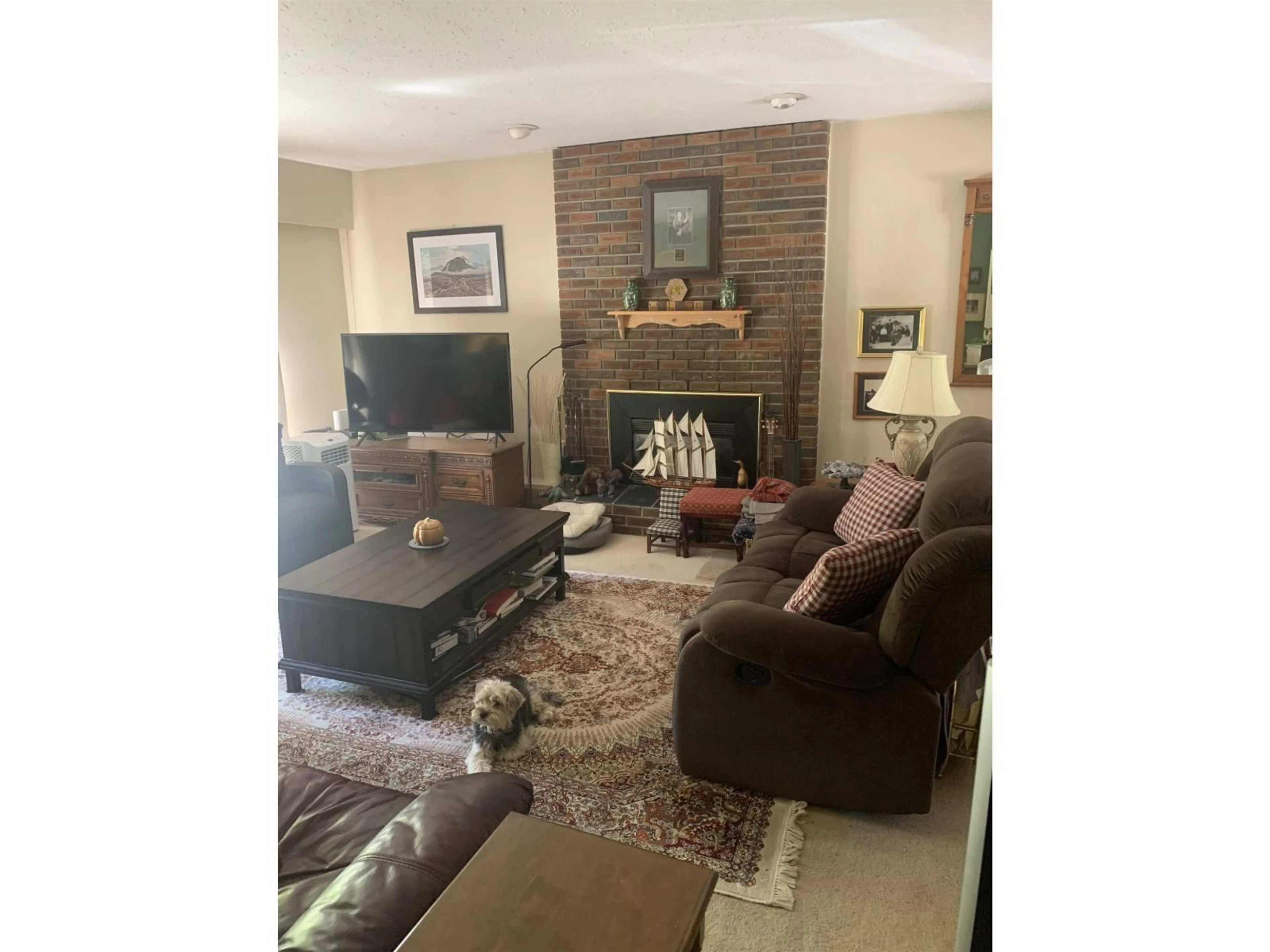 Living room with furniture, unknown for 2496 124 STREET, Surrey British Columbia V4A3N2