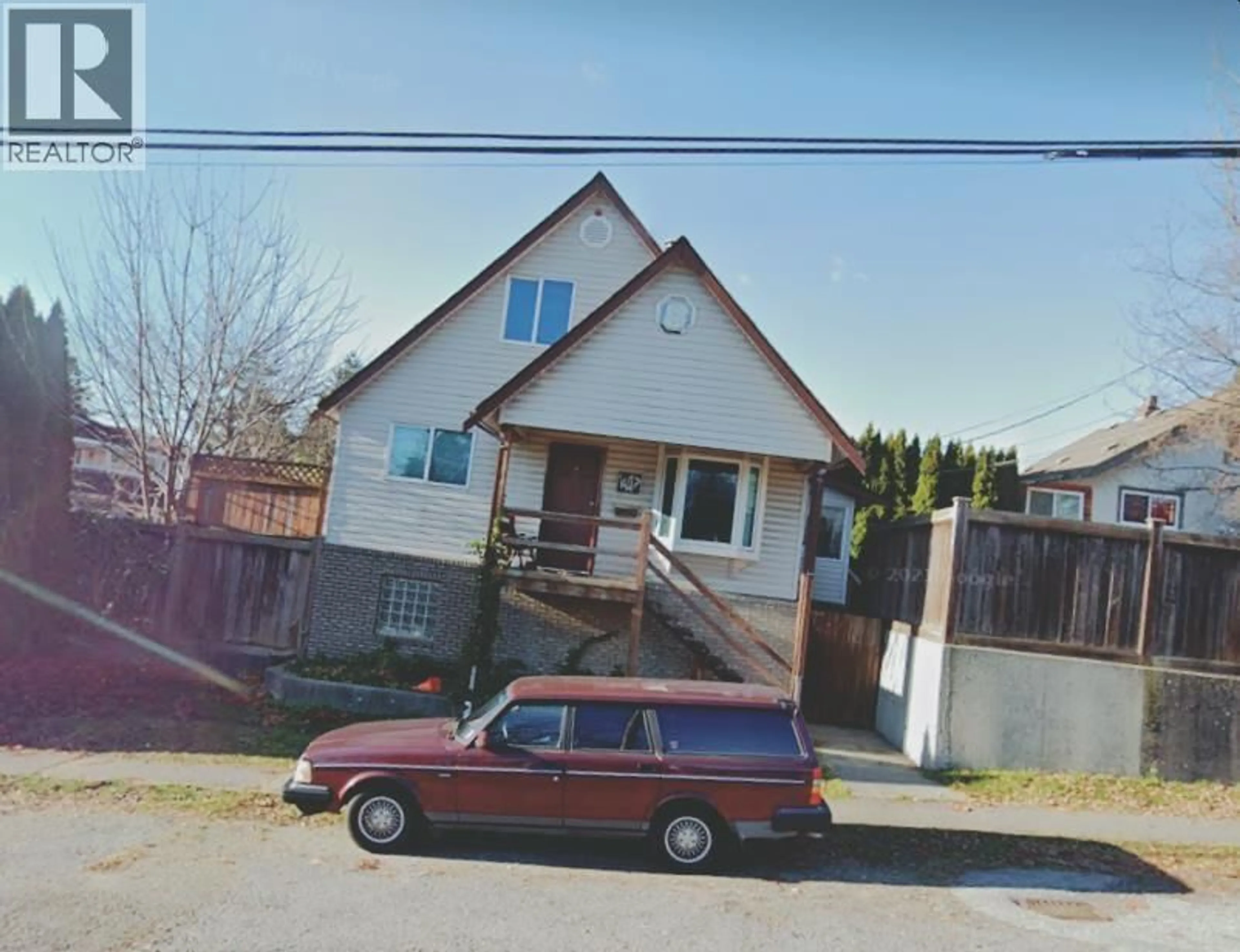 A pic from outside/outdoor area/front of a property/back of a property/a pic from drone, street for 1403 GILMORE AVENUE, Burnaby British Columbia V5C4S9