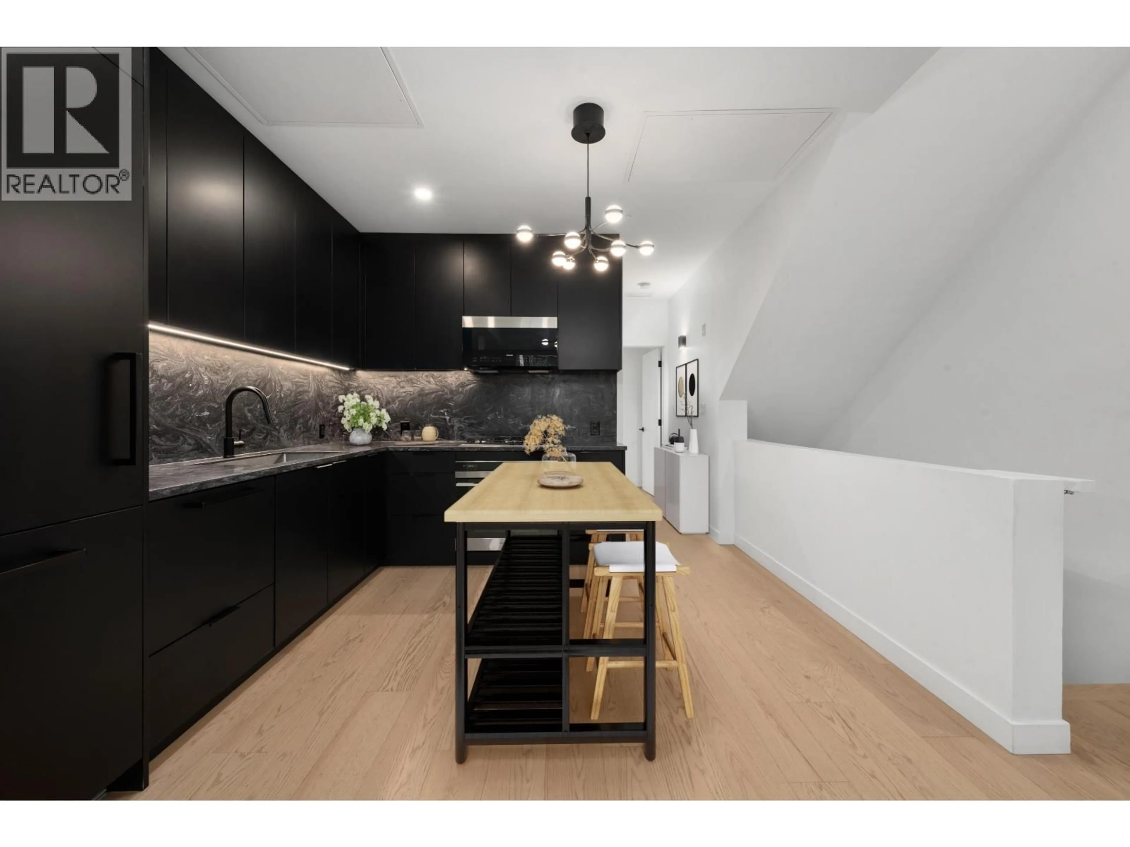 Contemporary kitchen, unknown for 122 - 650 2ND STREET, North Vancouver British Columbia V7L1E3