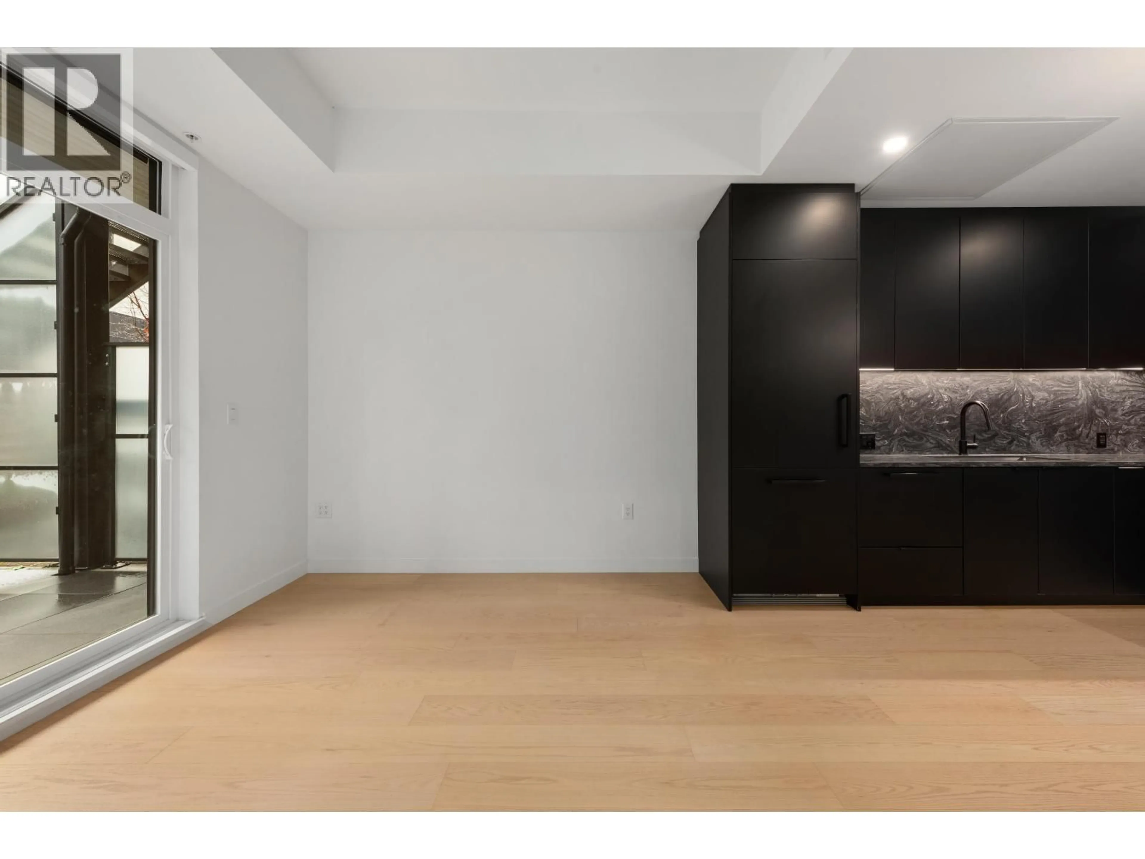 Unknown for 122 - 650 2ND STREET, North Vancouver British Columbia V7L1E3