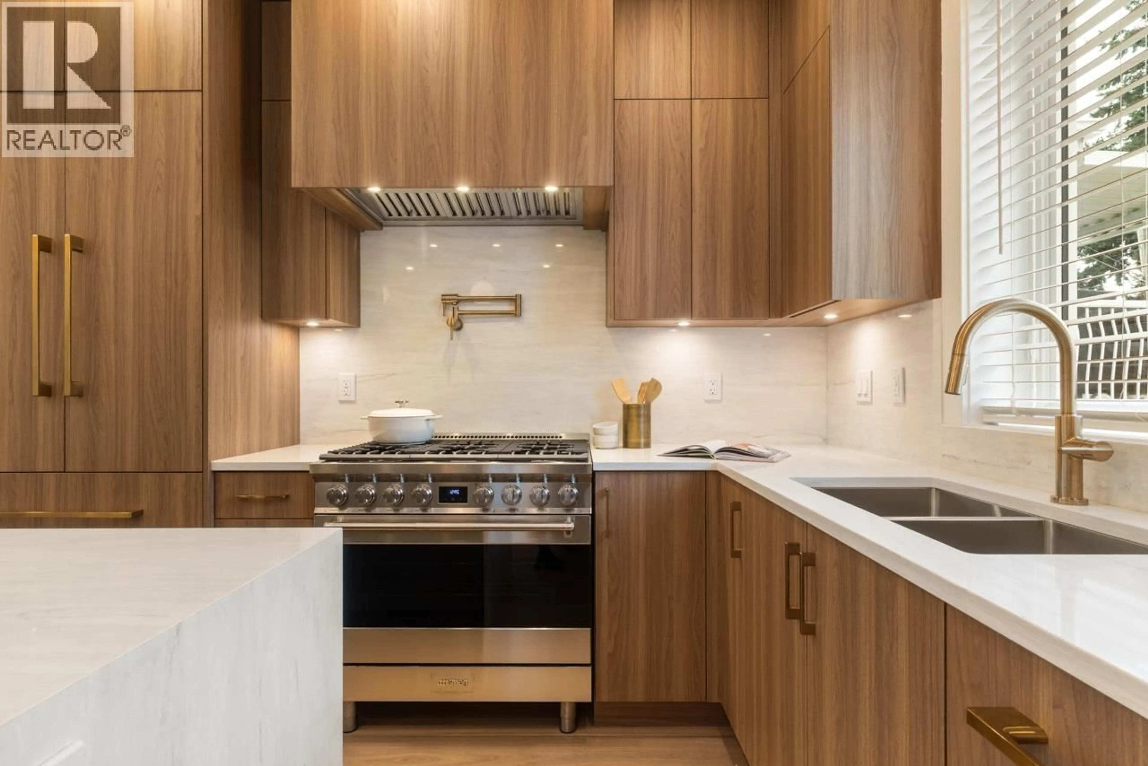 Contemporary kitchen, unknown for 2049 4TH AVENUE, Vancouver British Columbia V5N1K5